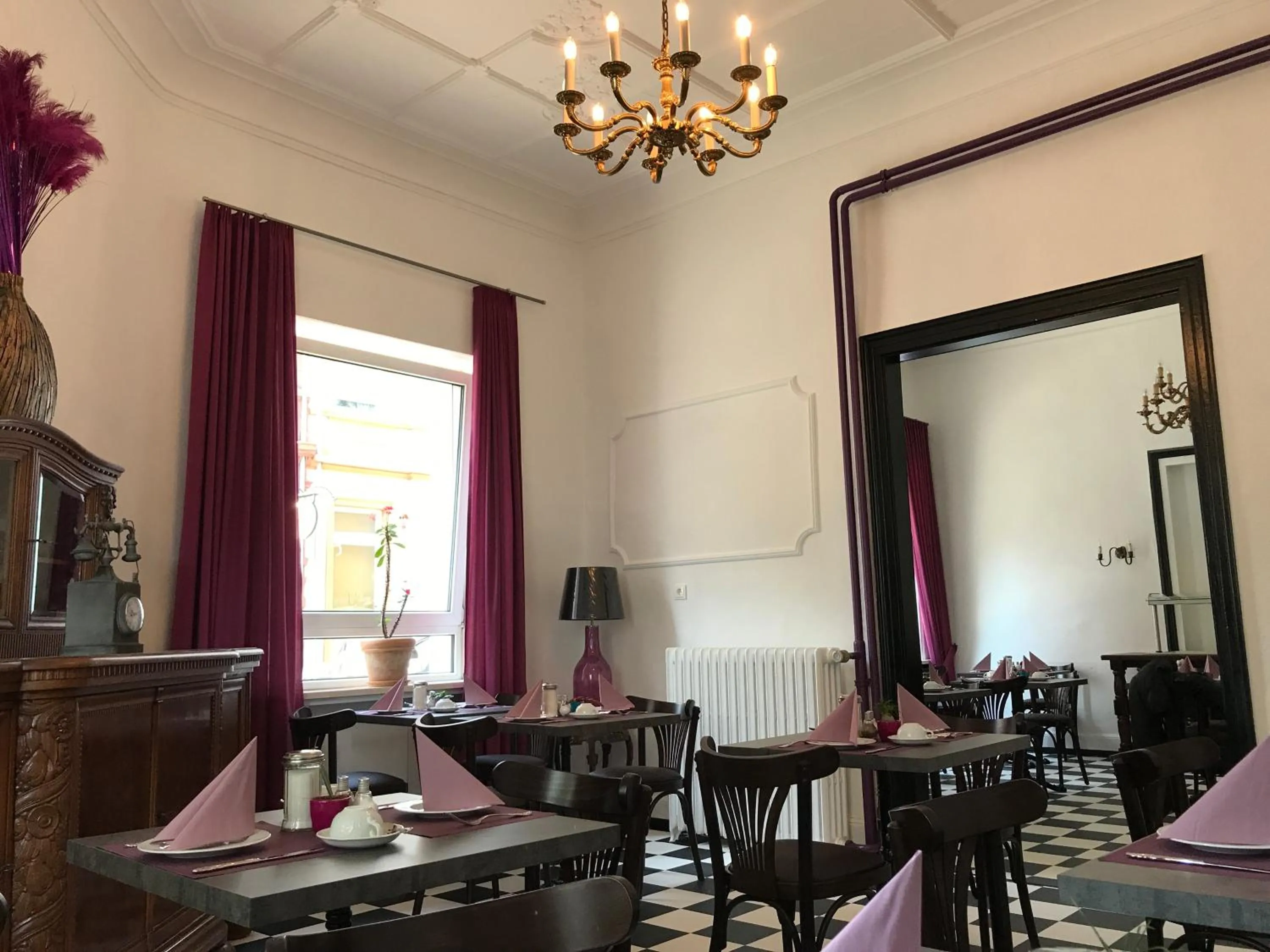 Restaurant/places to eat in SmartHotel Mystique Self check-in