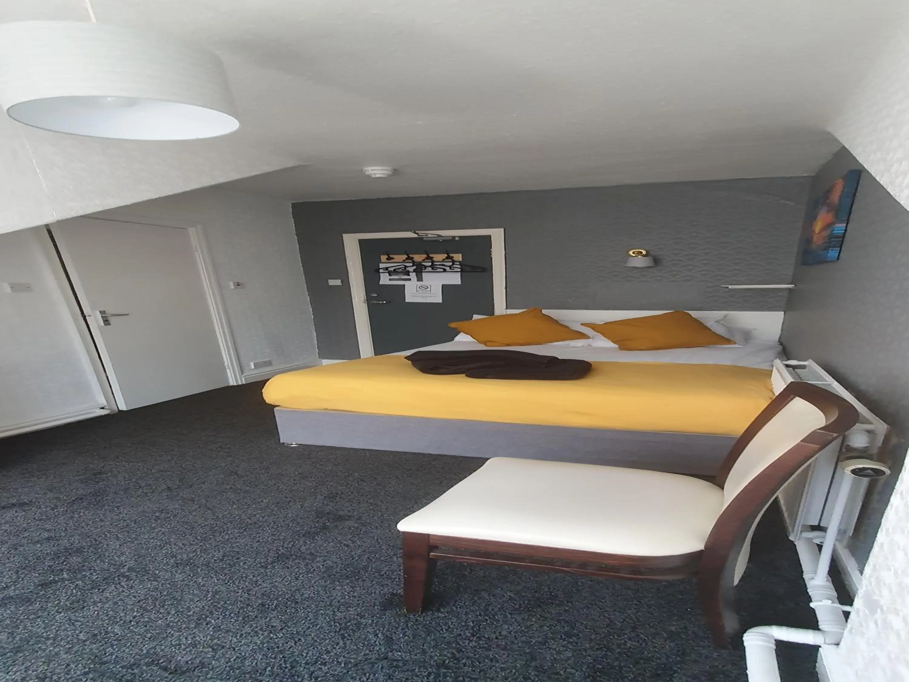 Bed in South Beach Kings Promenade Hotel