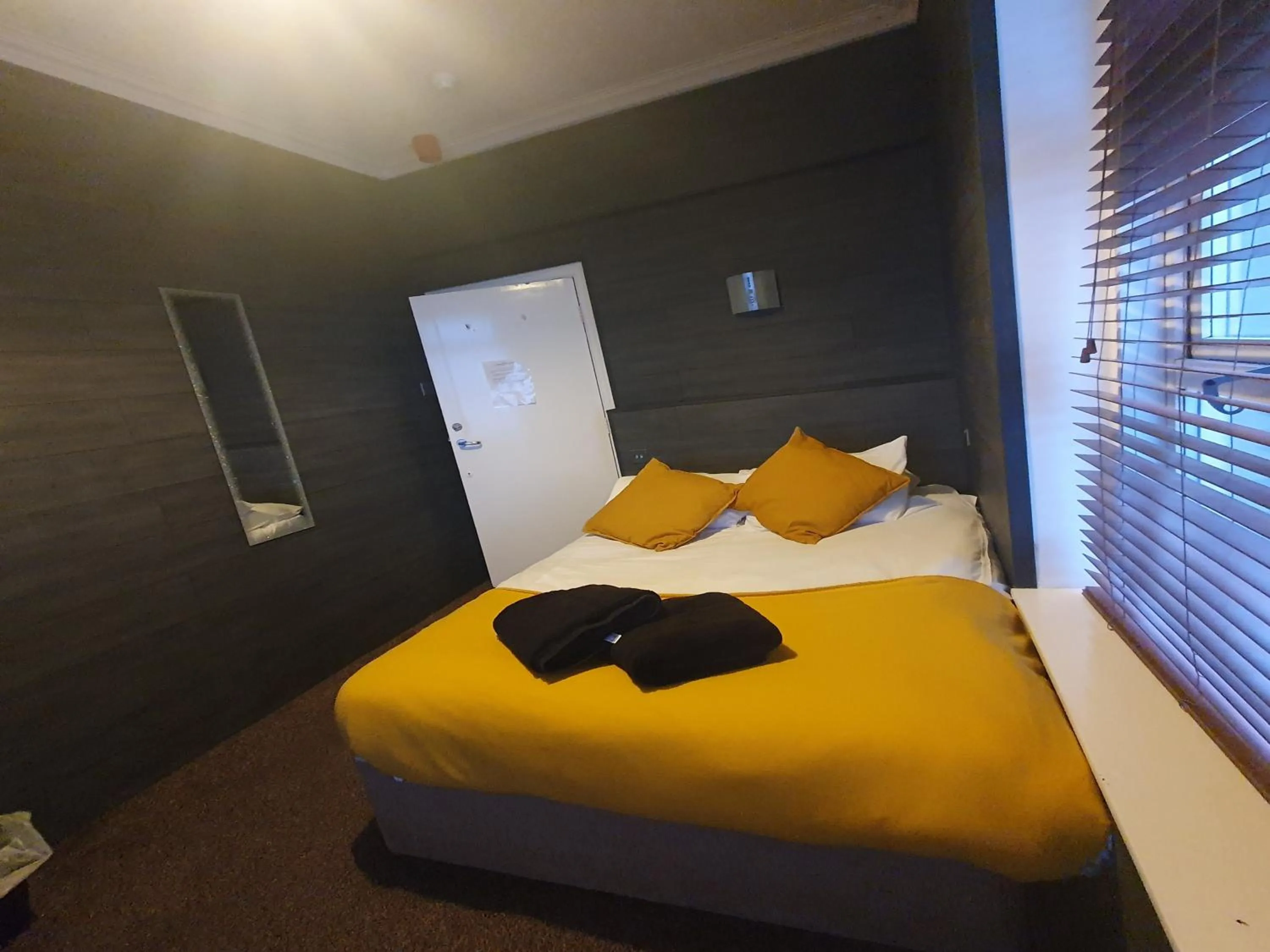 Bed in South Beach Kings Promenade Hotel