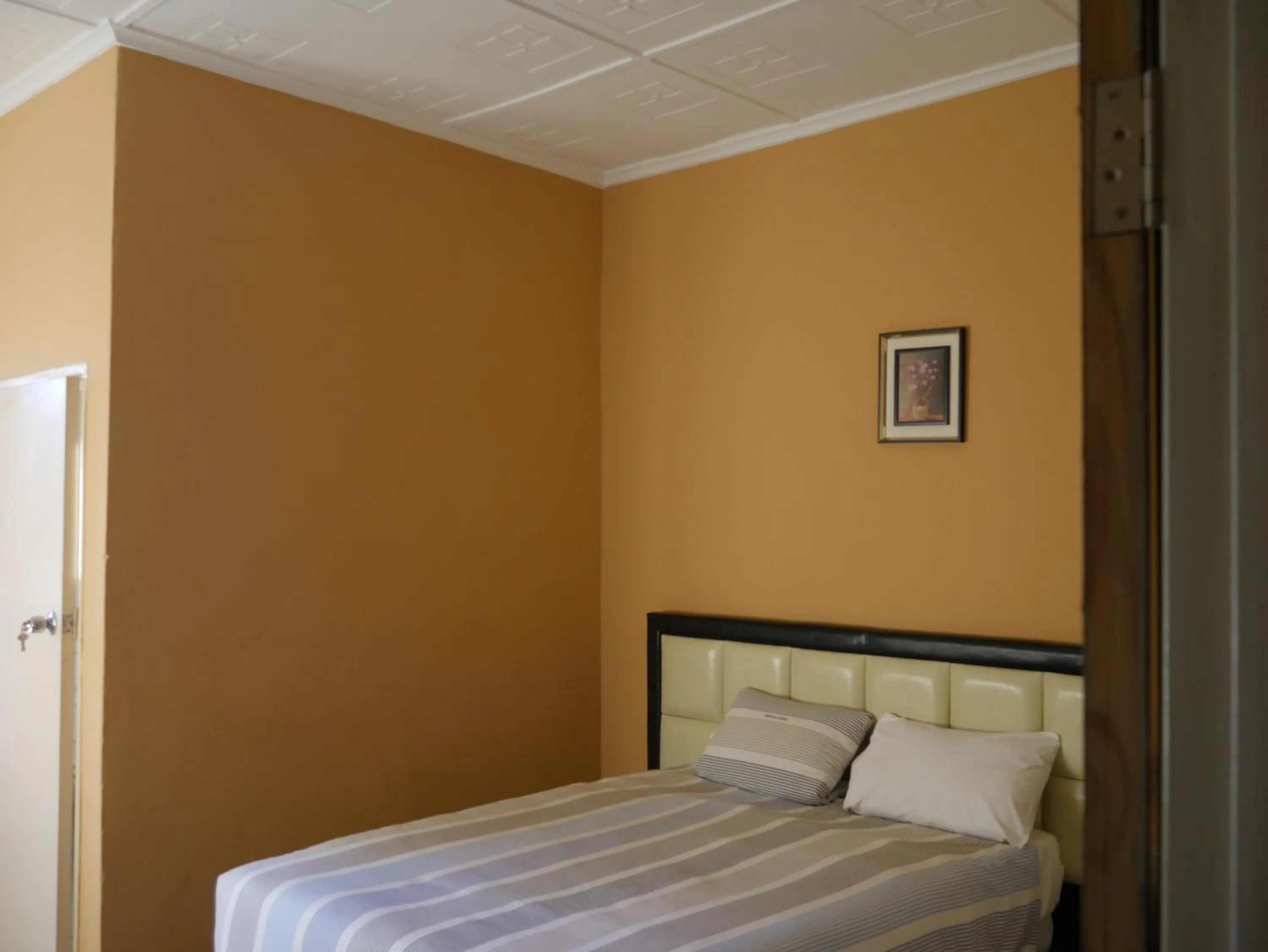 Bed in THE ESCAPE LODGE