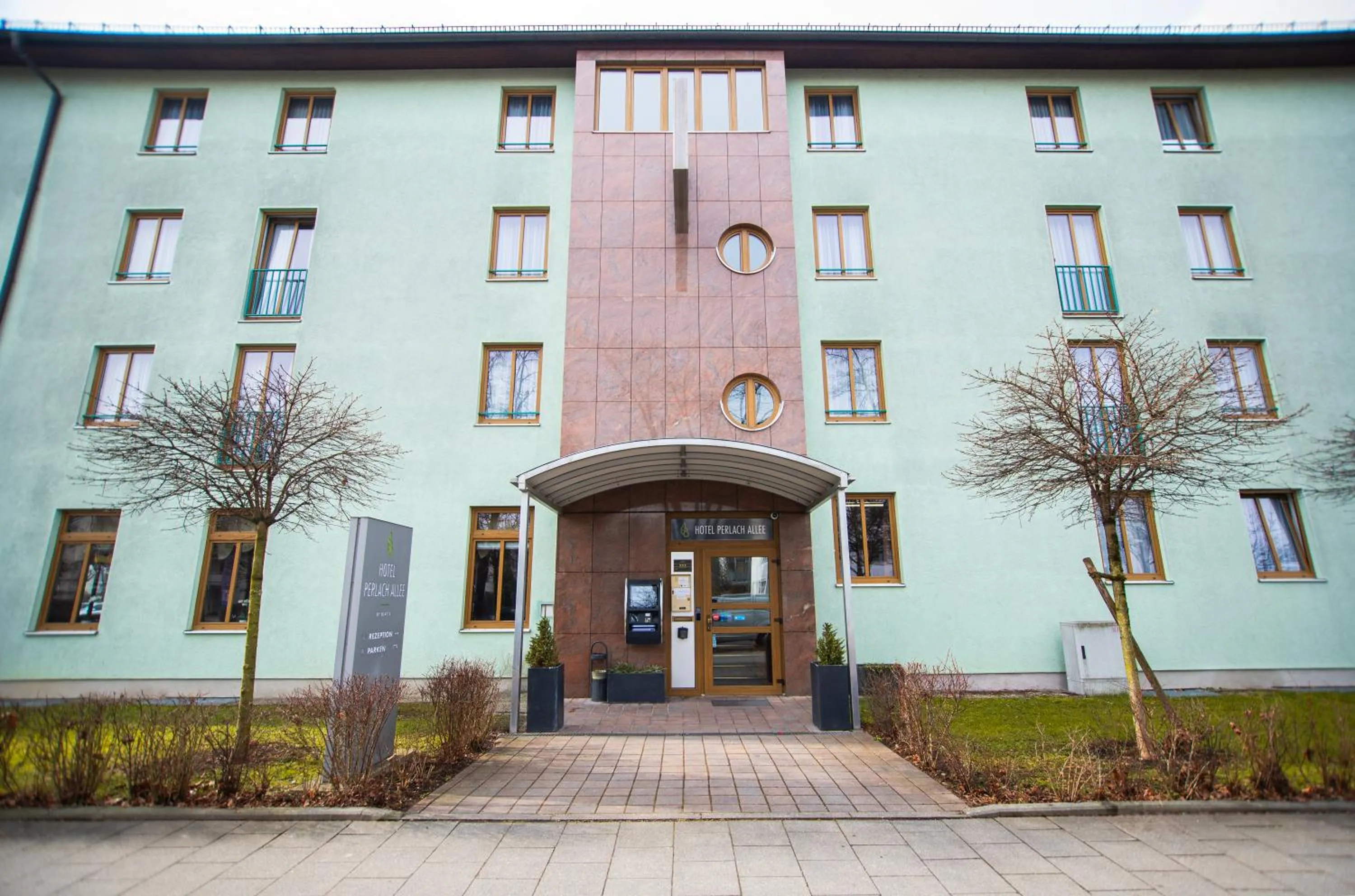 Facade/entrance in Hotel Perlach Allee by Blattl