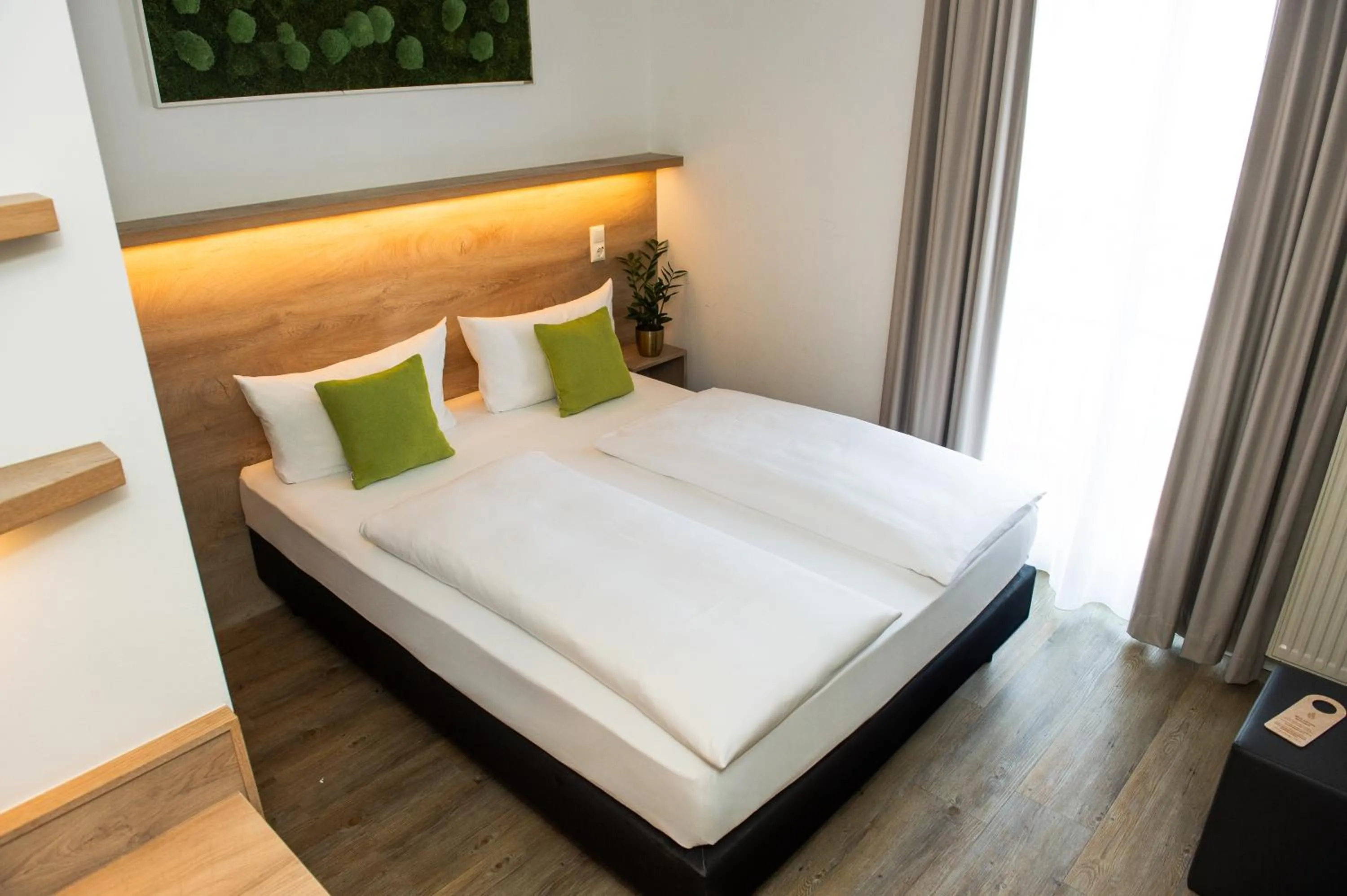 Bed in Hotel Perlach Allee by Blattl