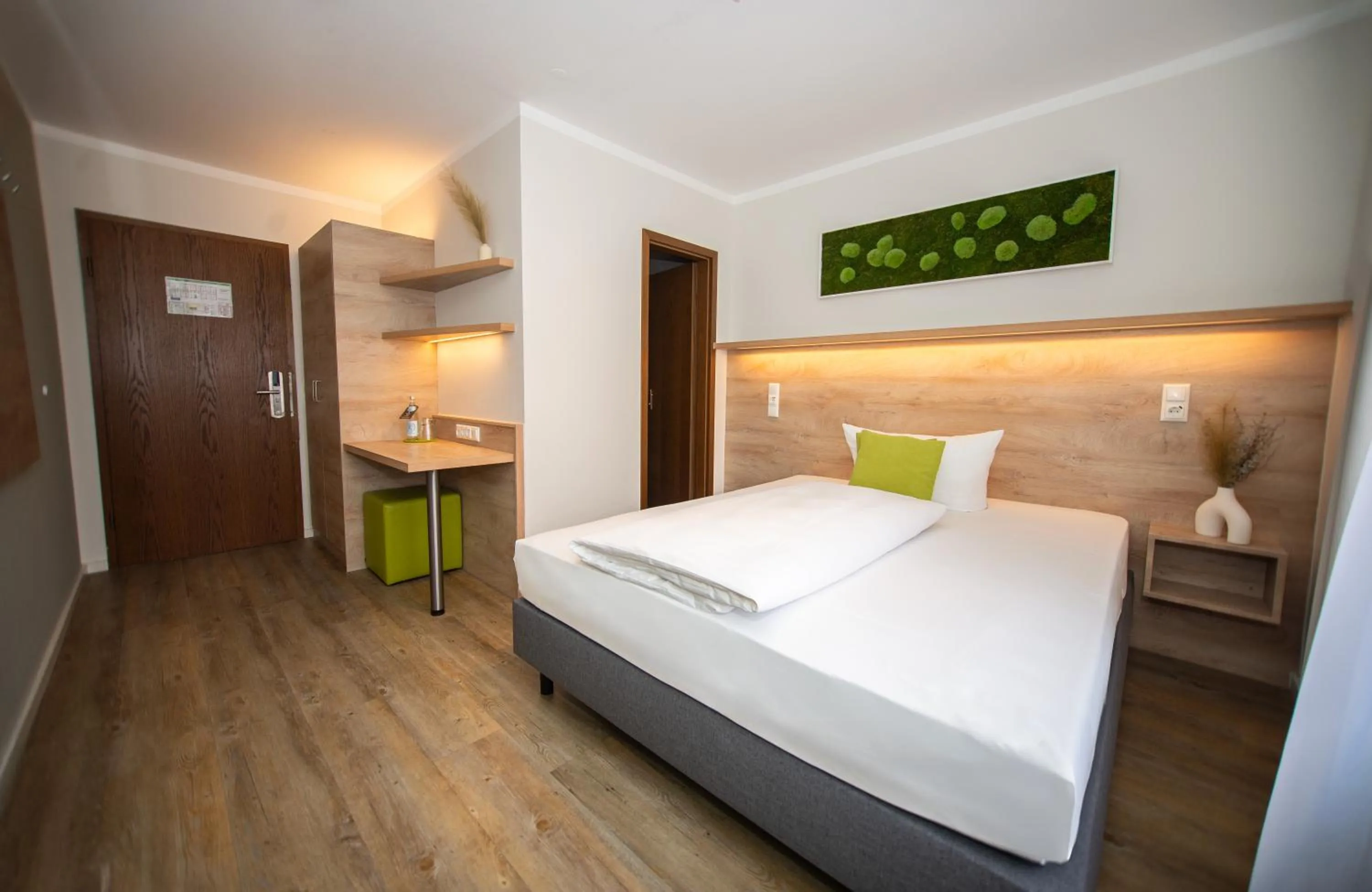 Bed in Hotel Perlach Allee by Blattl