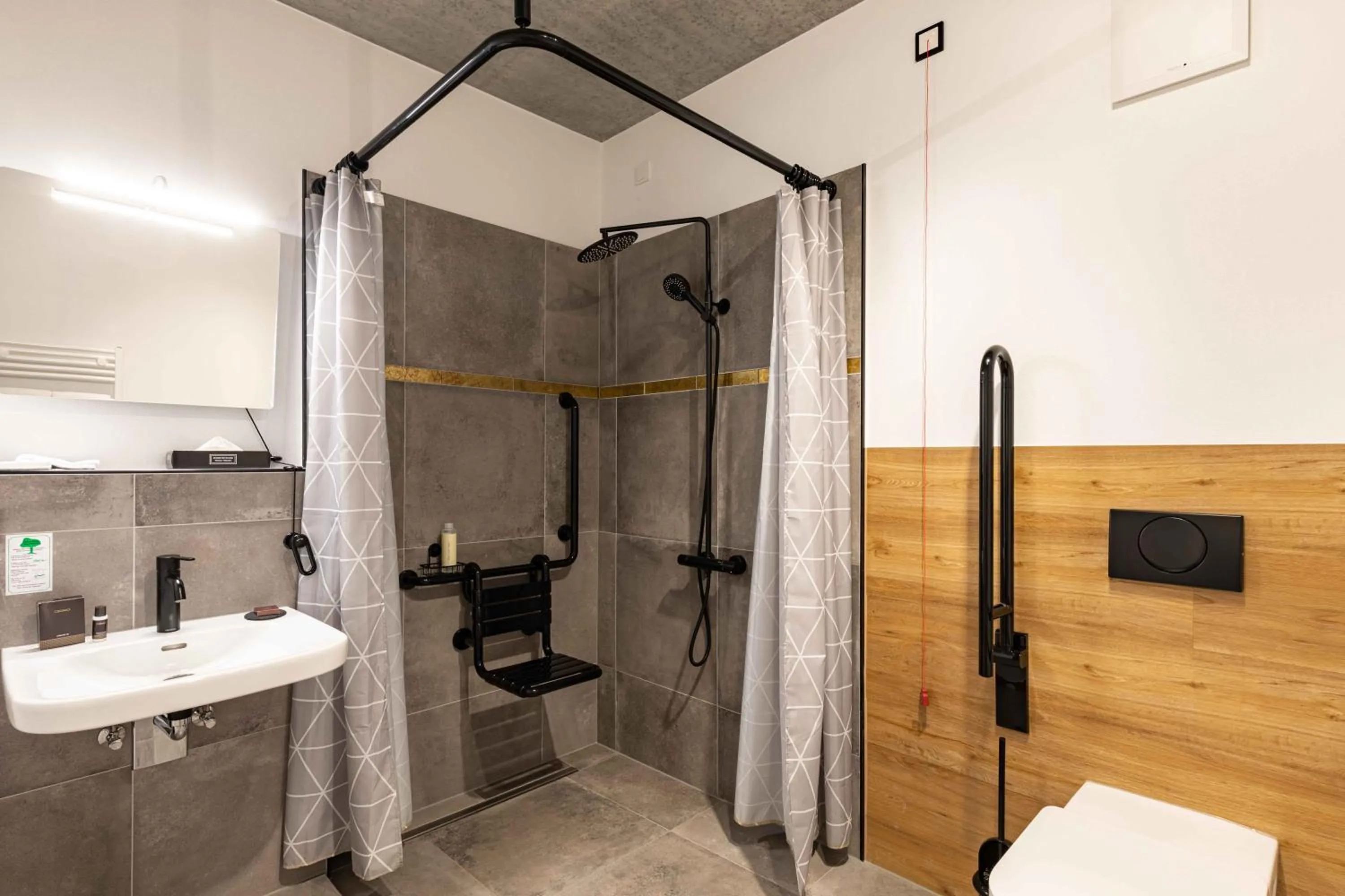 Shower in LÜTTES LOFT Boutique Hotel