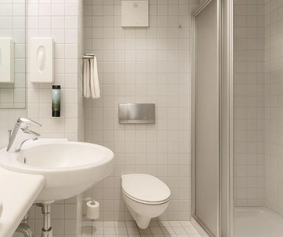 Shower in Plaza Hotel & Living Frankfurt