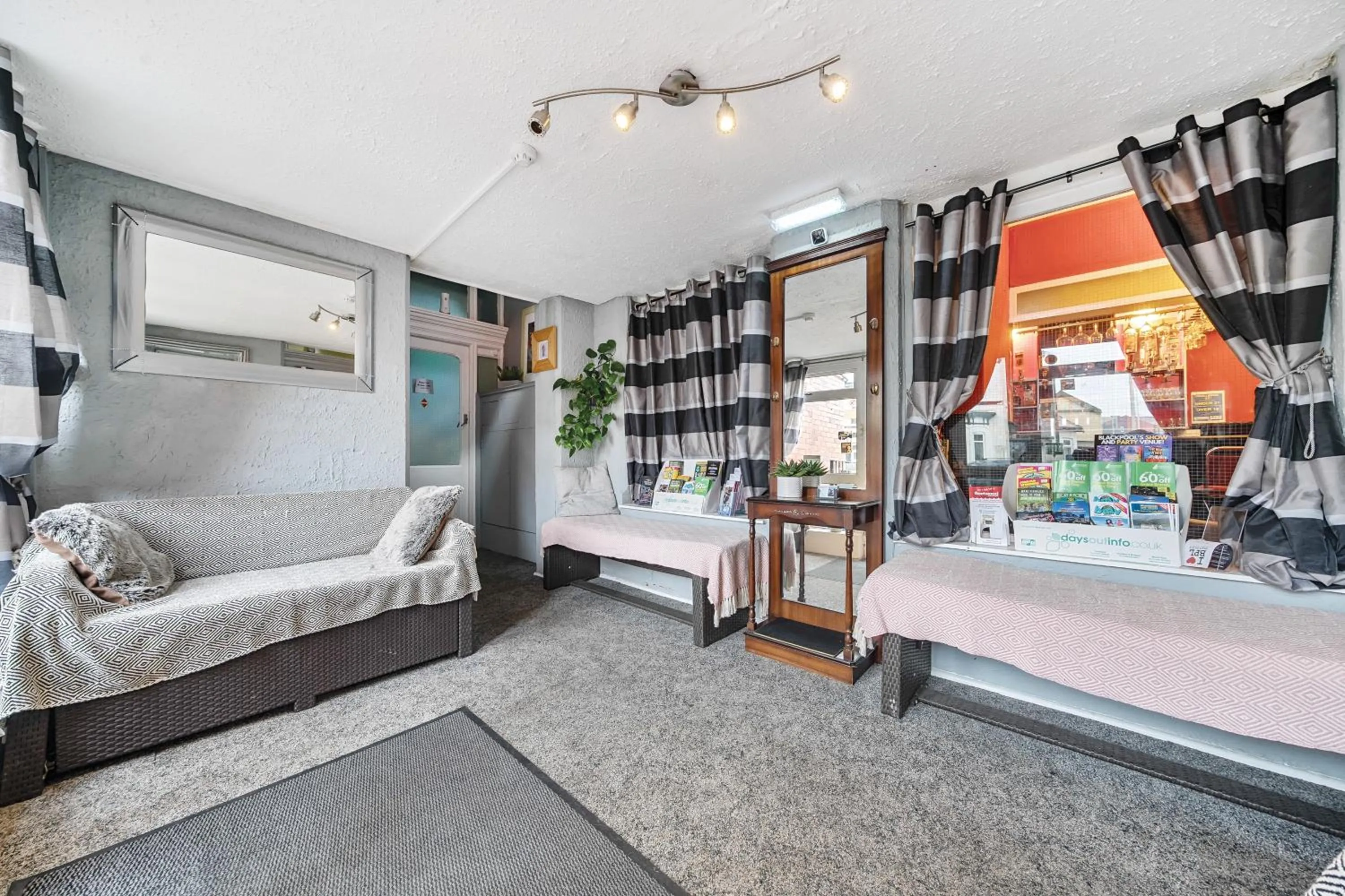 Property building, Bed in Willin House Hotel