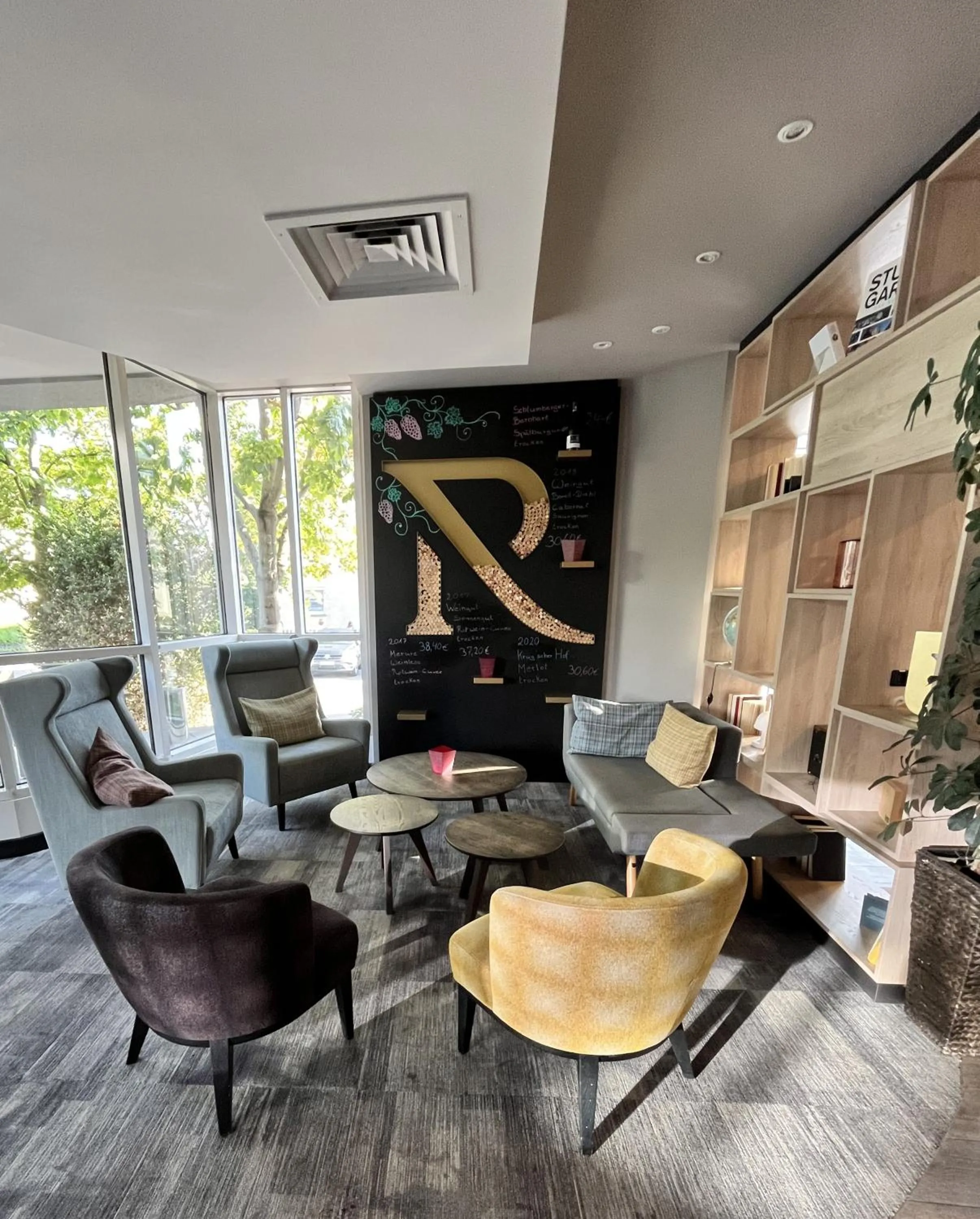 Lobby or reception in Mercure Stuttgart Zuffenhausen