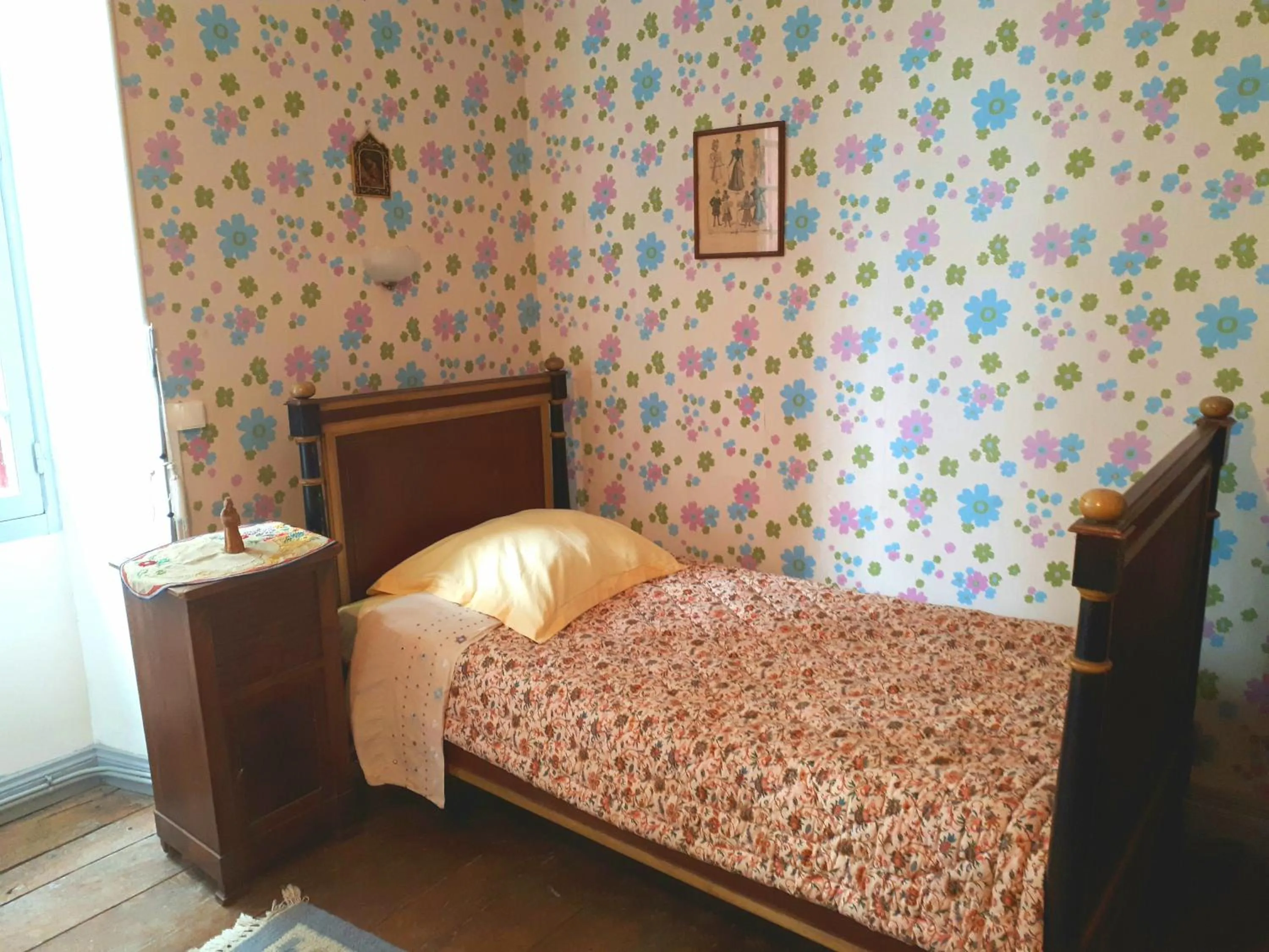 Bed in La Cure du Maine Charles