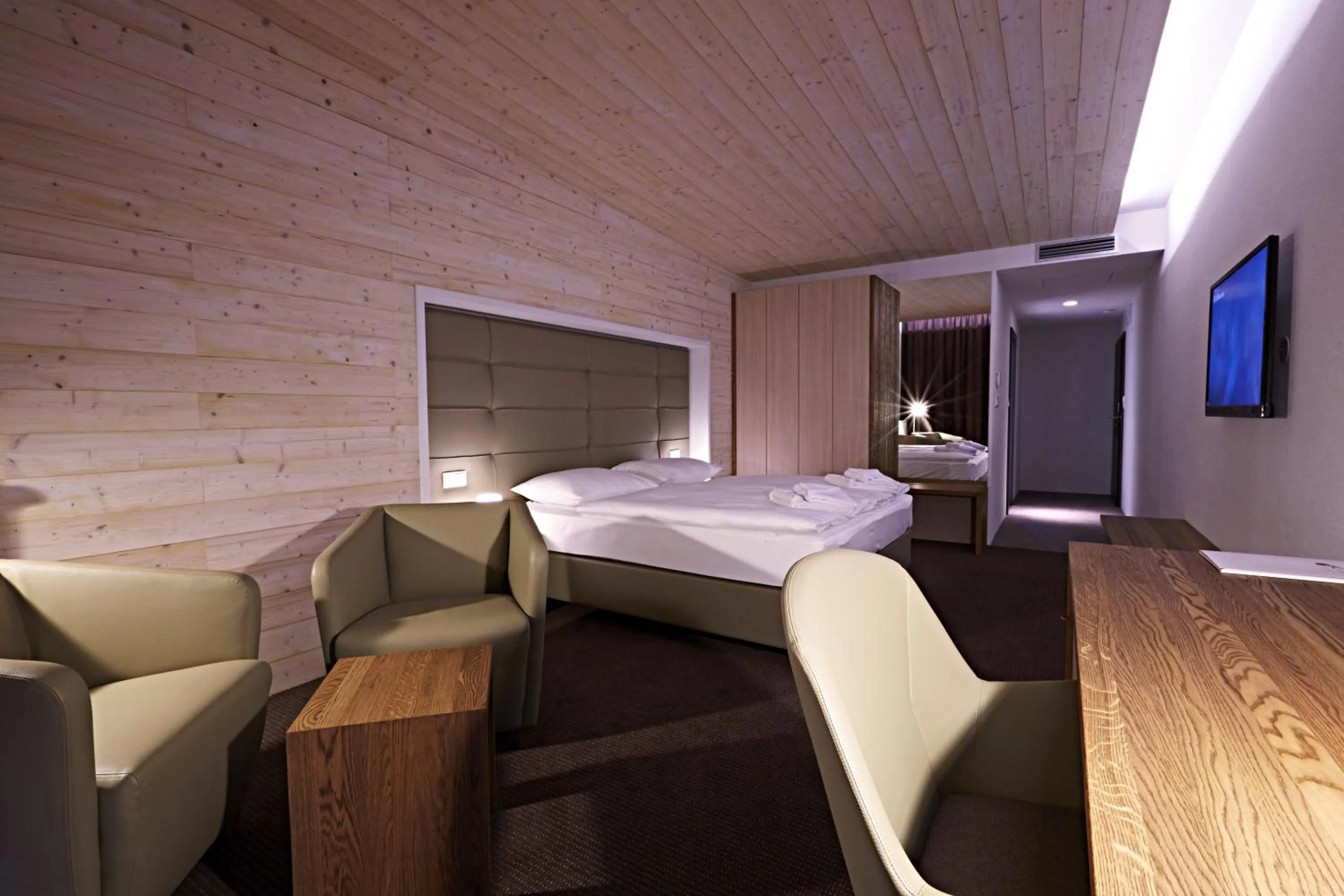 Photo of the whole room, Bed in Sand Martin