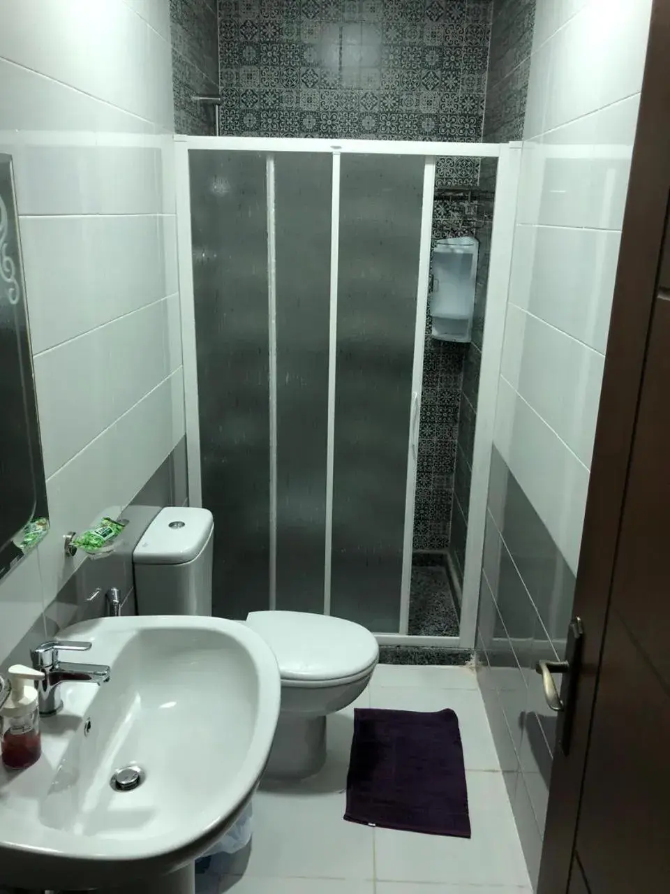 Basic Triple Room - single occupancy in columbia sky city hotel Basic Triple Room - single occupancy in columbia sky city hotel