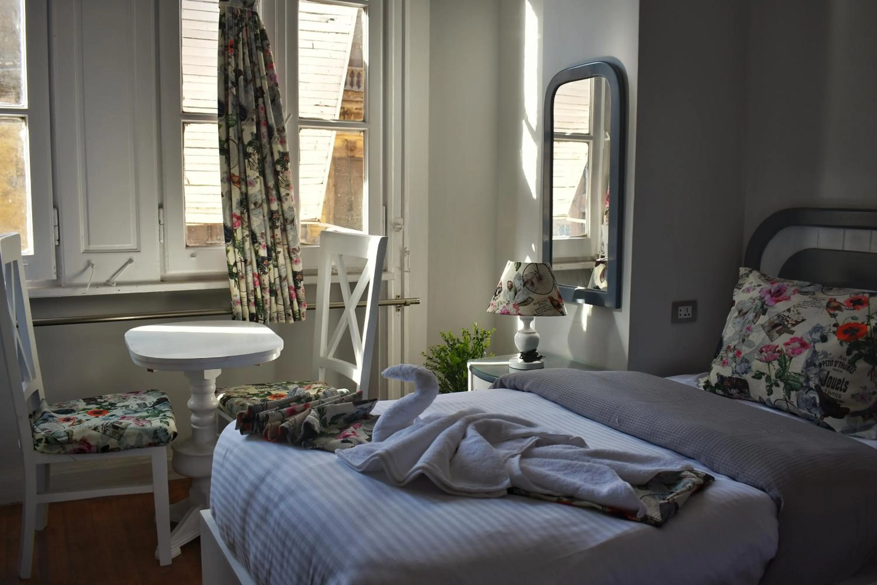 Photo of the whole room, Bed in columbia sky city hotel