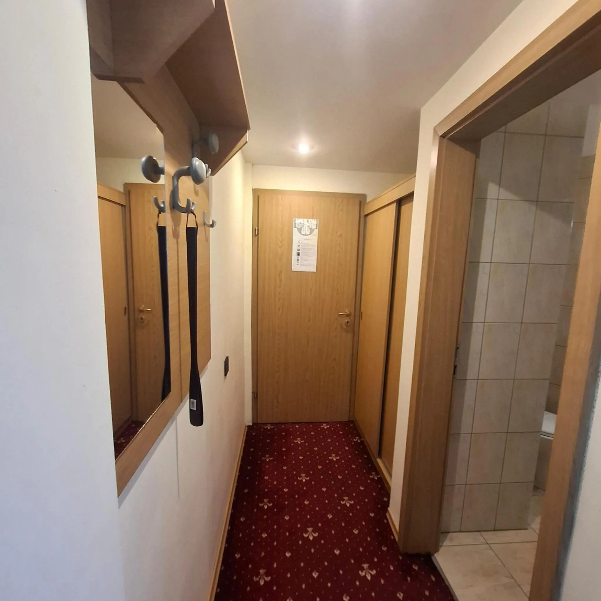 wardrobe in Pensiunea Warthe Bed & Breakfast