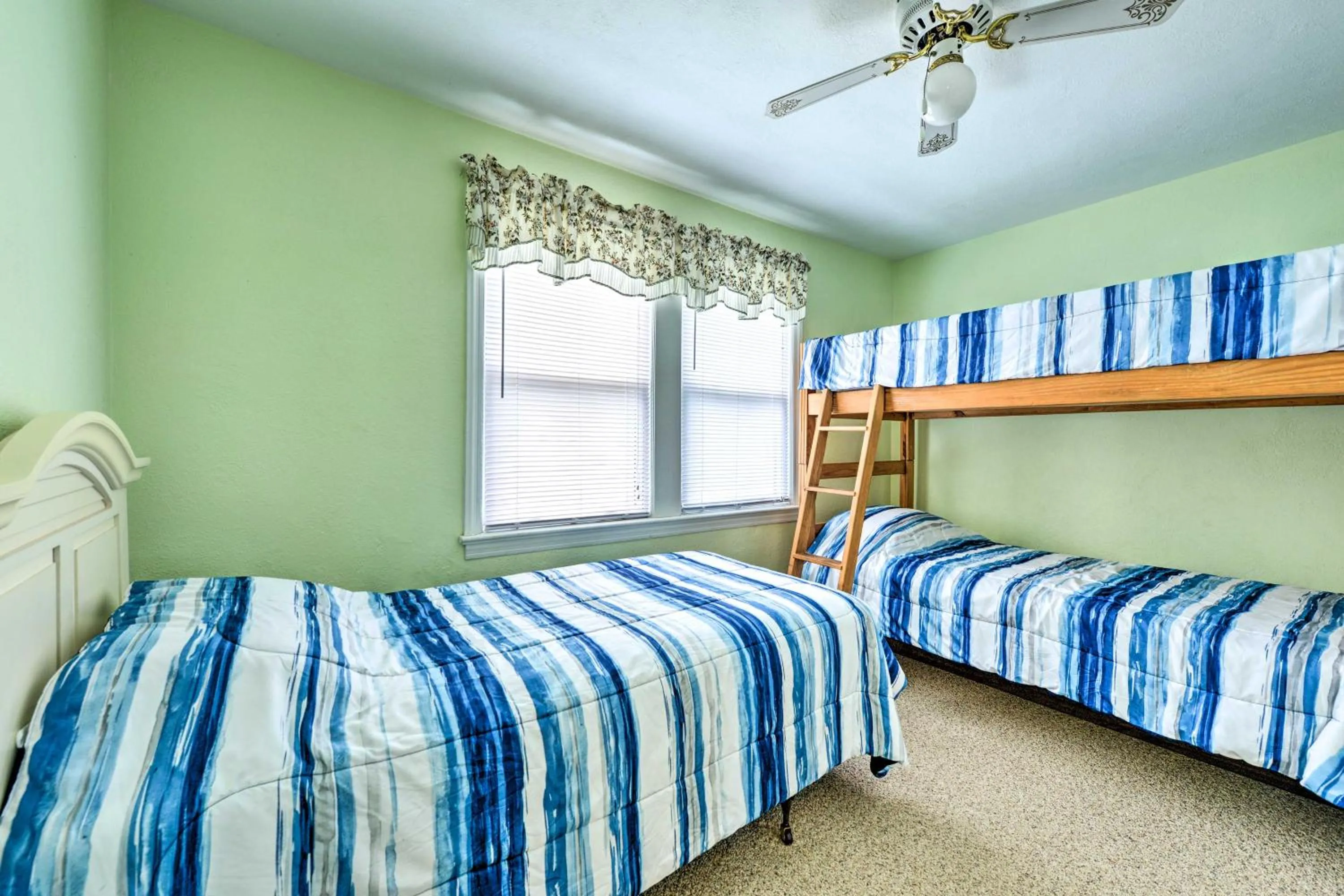 Wildwood Crest Condo 2 Blocks to Beach!