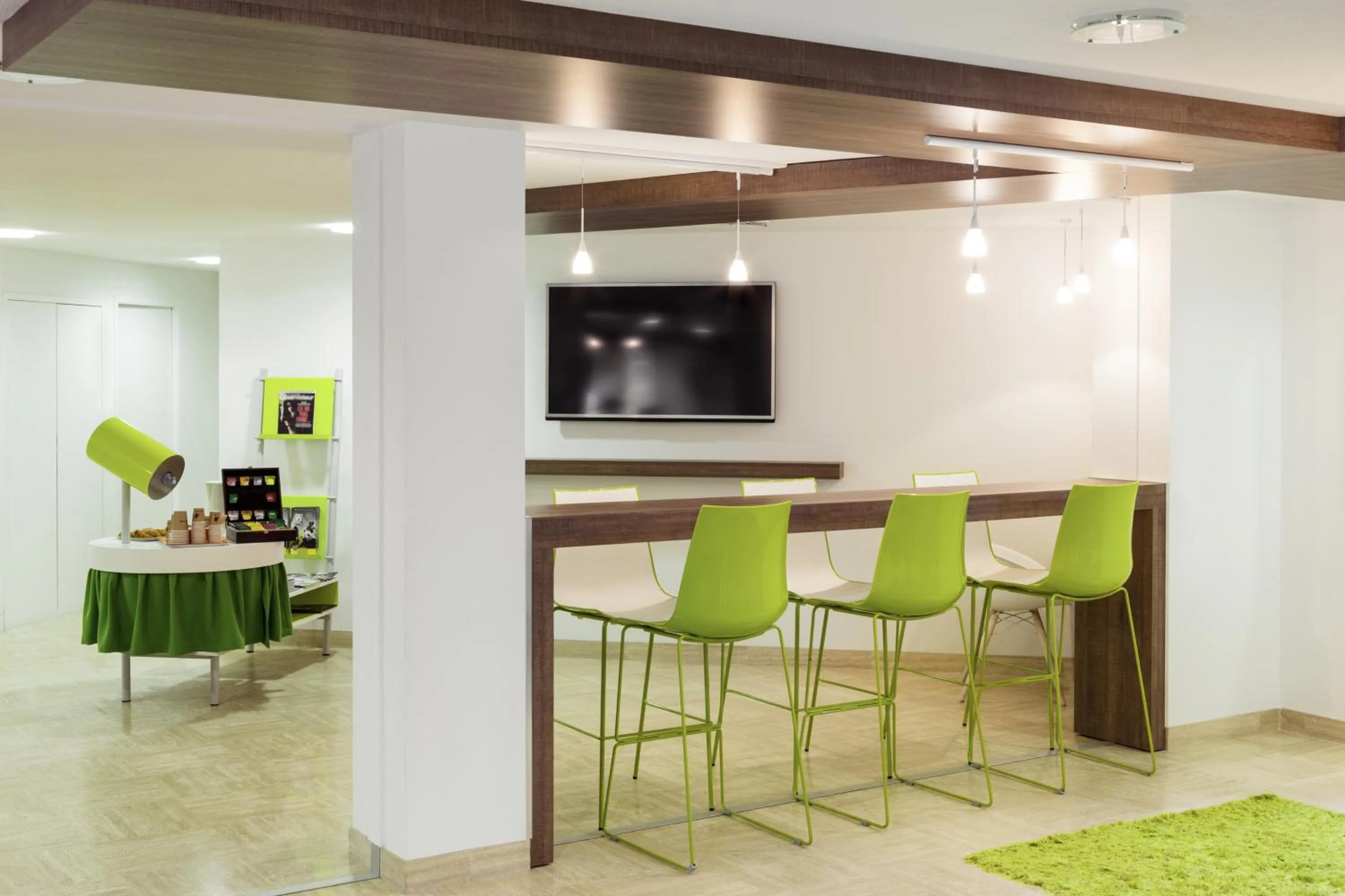 Lobby or reception in ibis Styles Niort Poitou Charentes