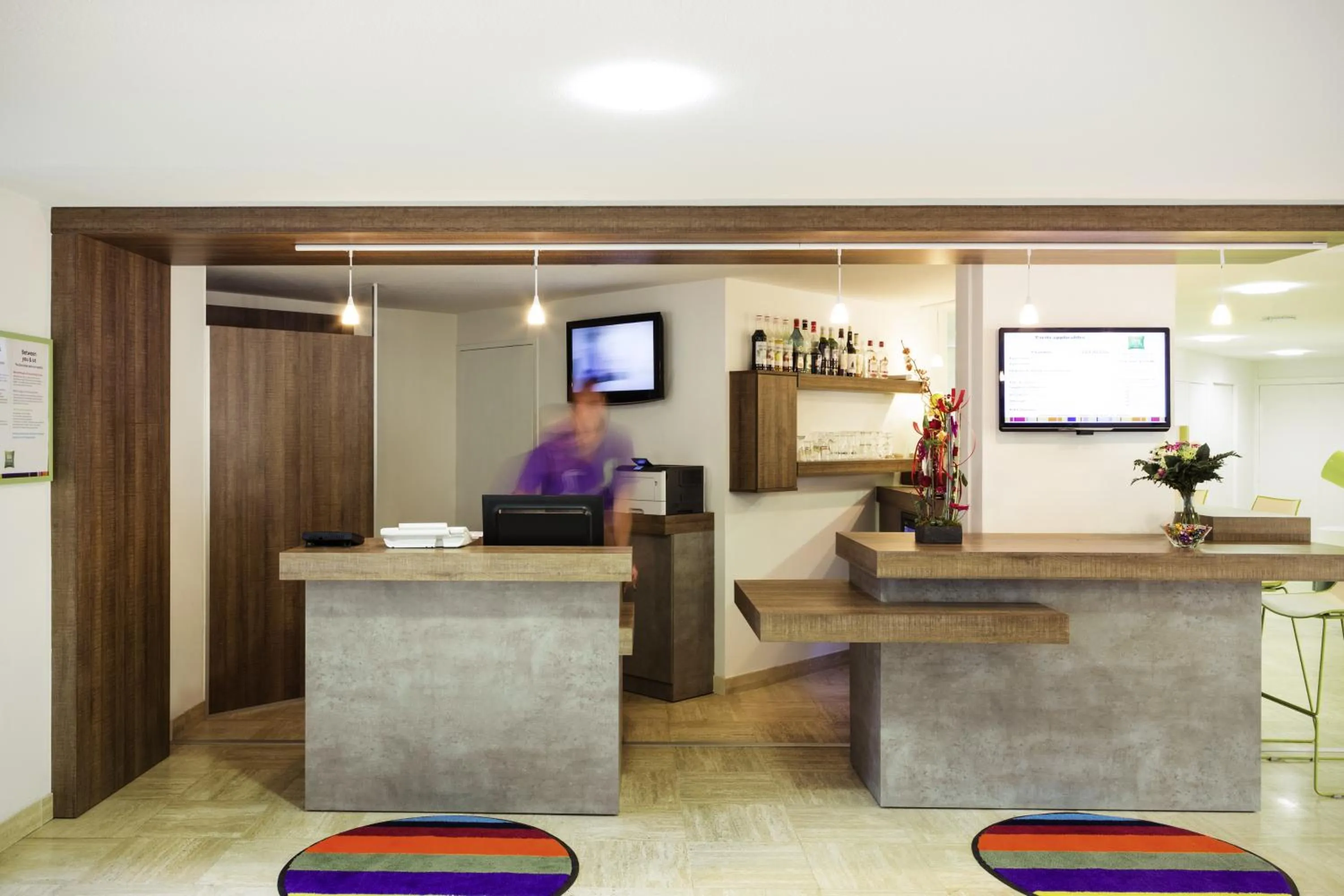 Lobby or reception in ibis Styles Niort Poitou Charentes