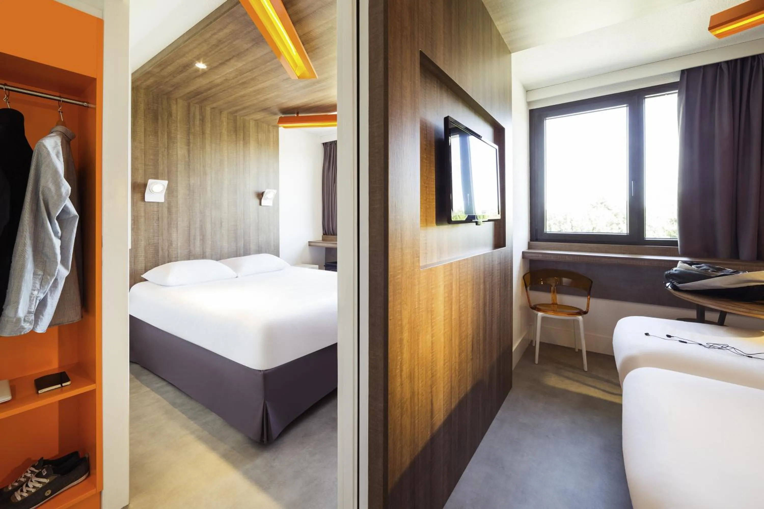 Bedroom, Bed in ibis Styles Niort Poitou Charentes