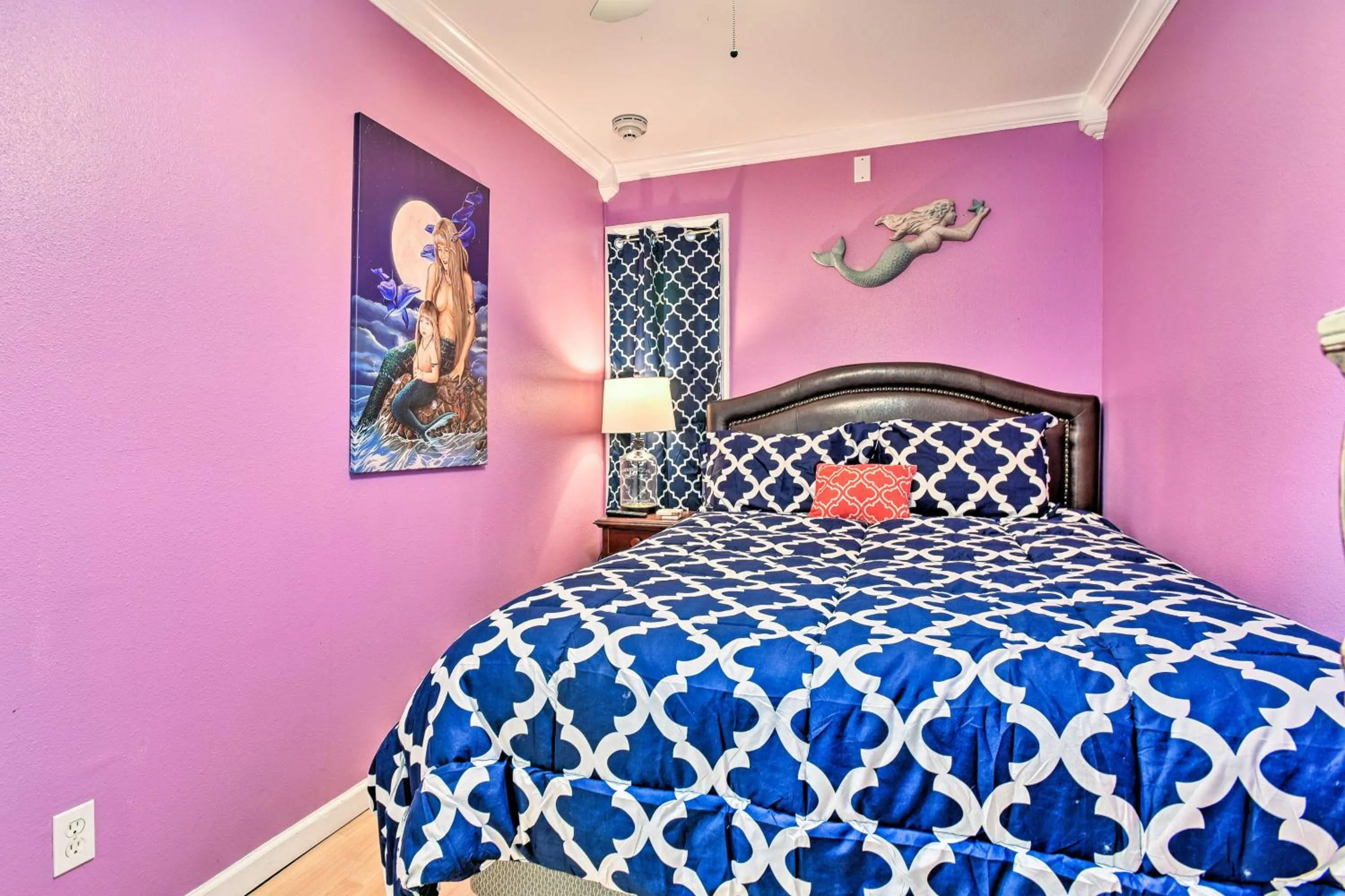 Bed in Corpus Christi Beachfront Condo with Pool Access!