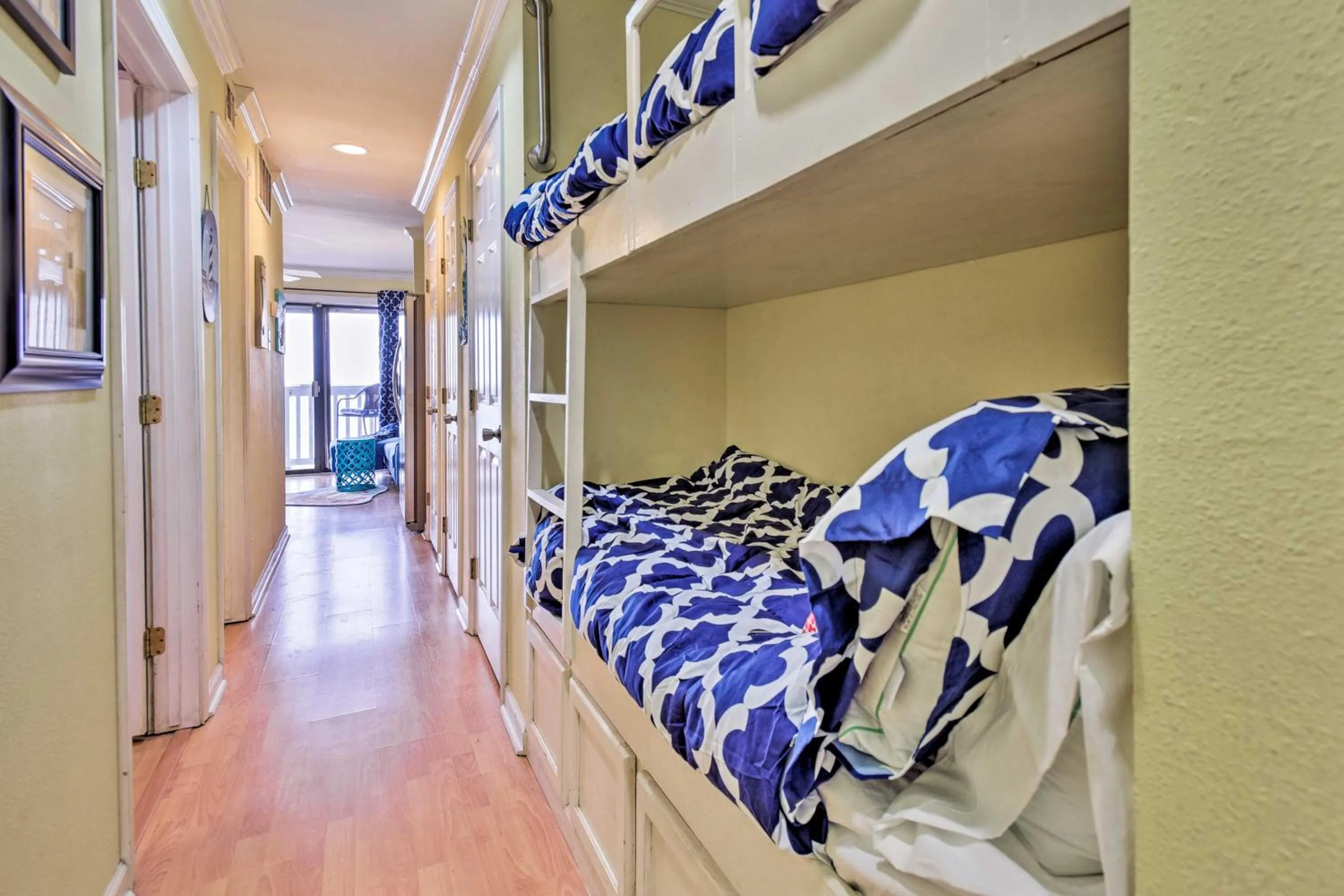 Bed in Corpus Christi Beachfront Condo with Pool Access!