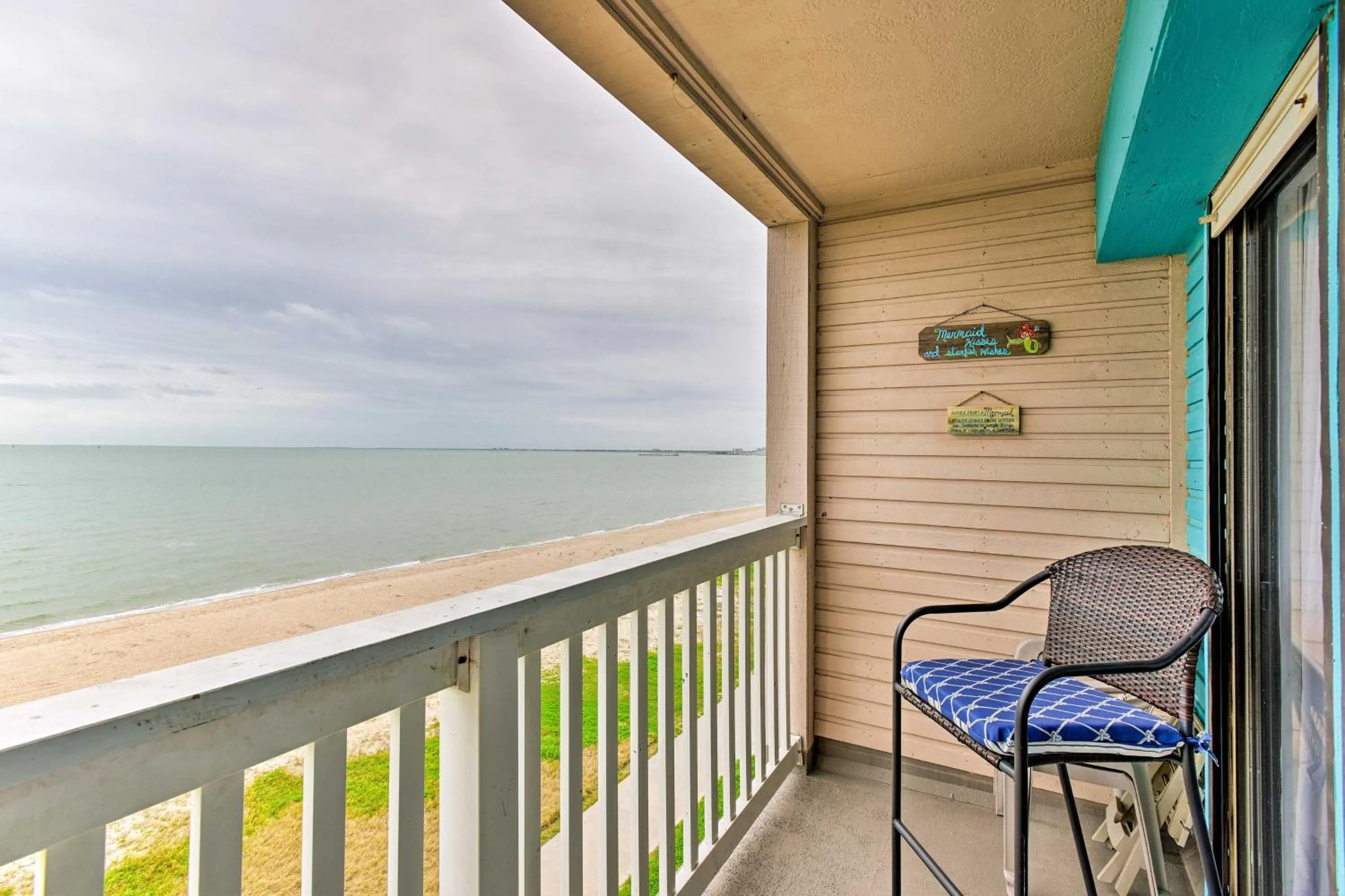 Corpus Christi Beachfront Condo with Pool Access!
