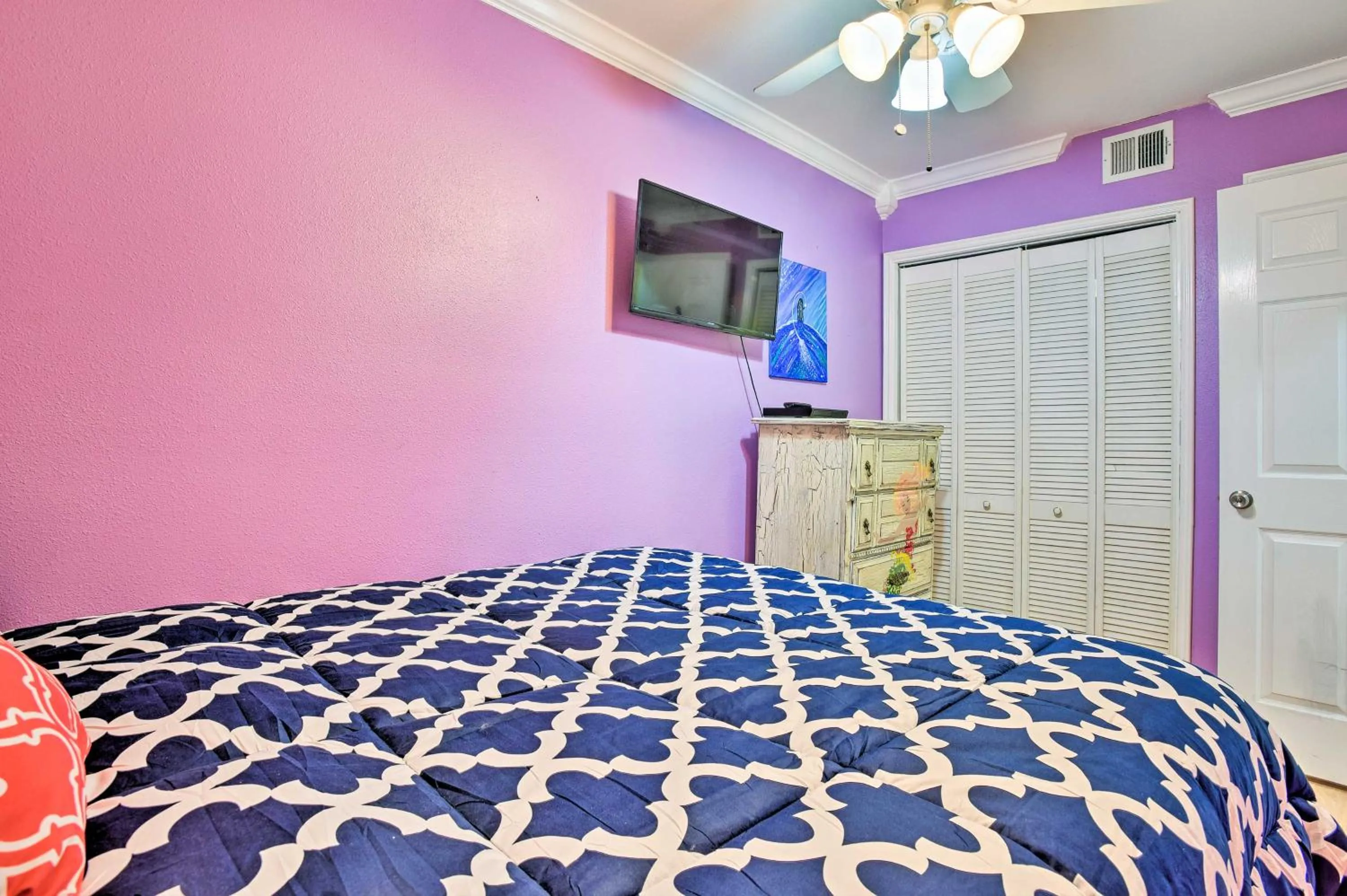 Bed in Corpus Christi Beachfront Condo with Pool Access!