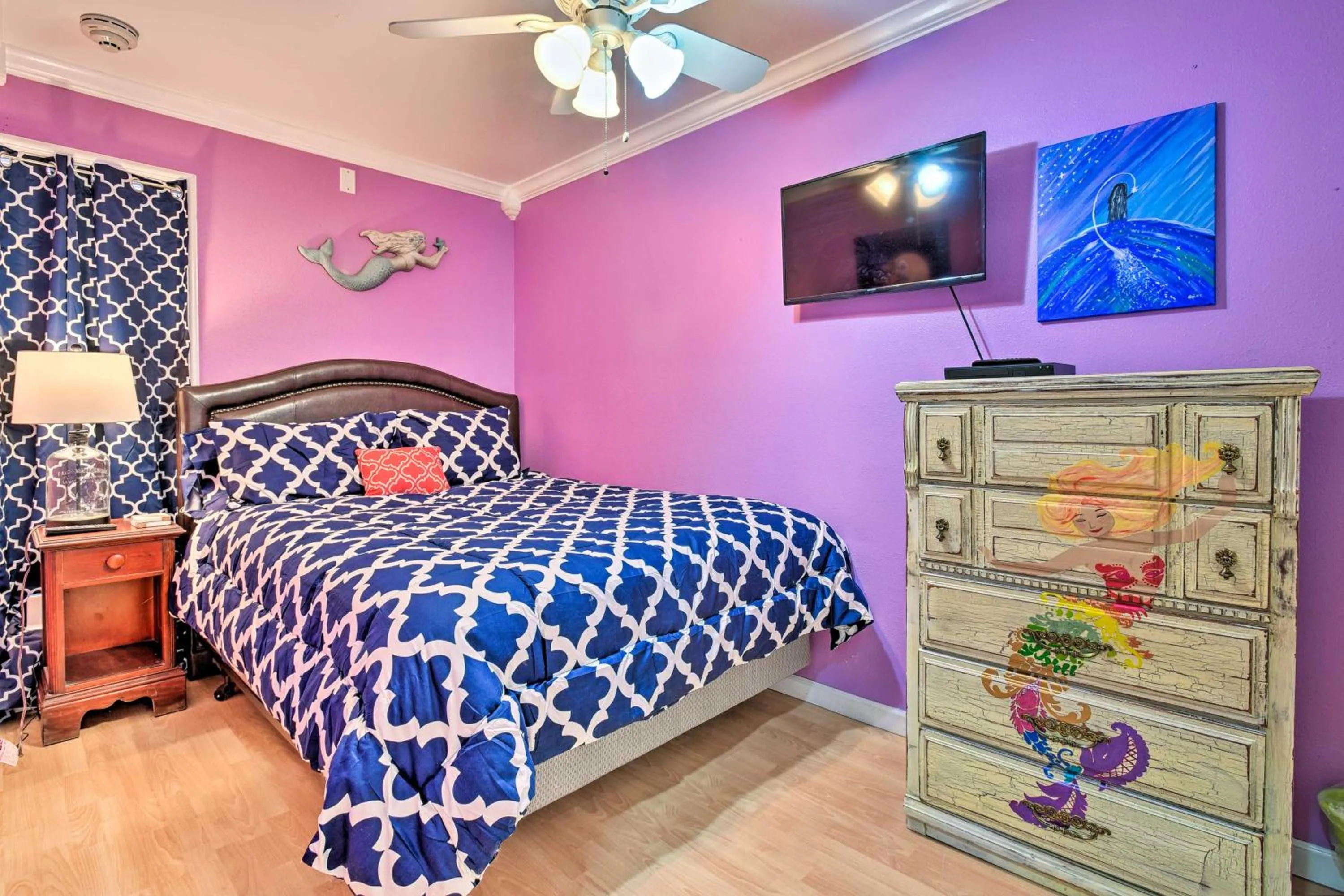 Bed in Corpus Christi Beachfront Condo with Pool Access!