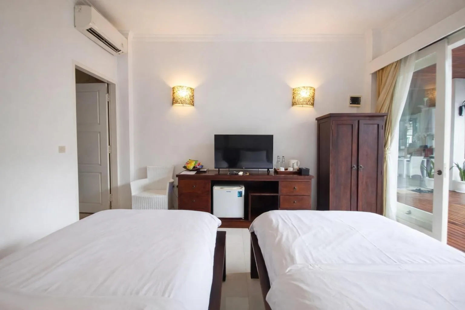 Communal lounge/ TV room, Bed in Lumiere Hotel Gili Trawangan