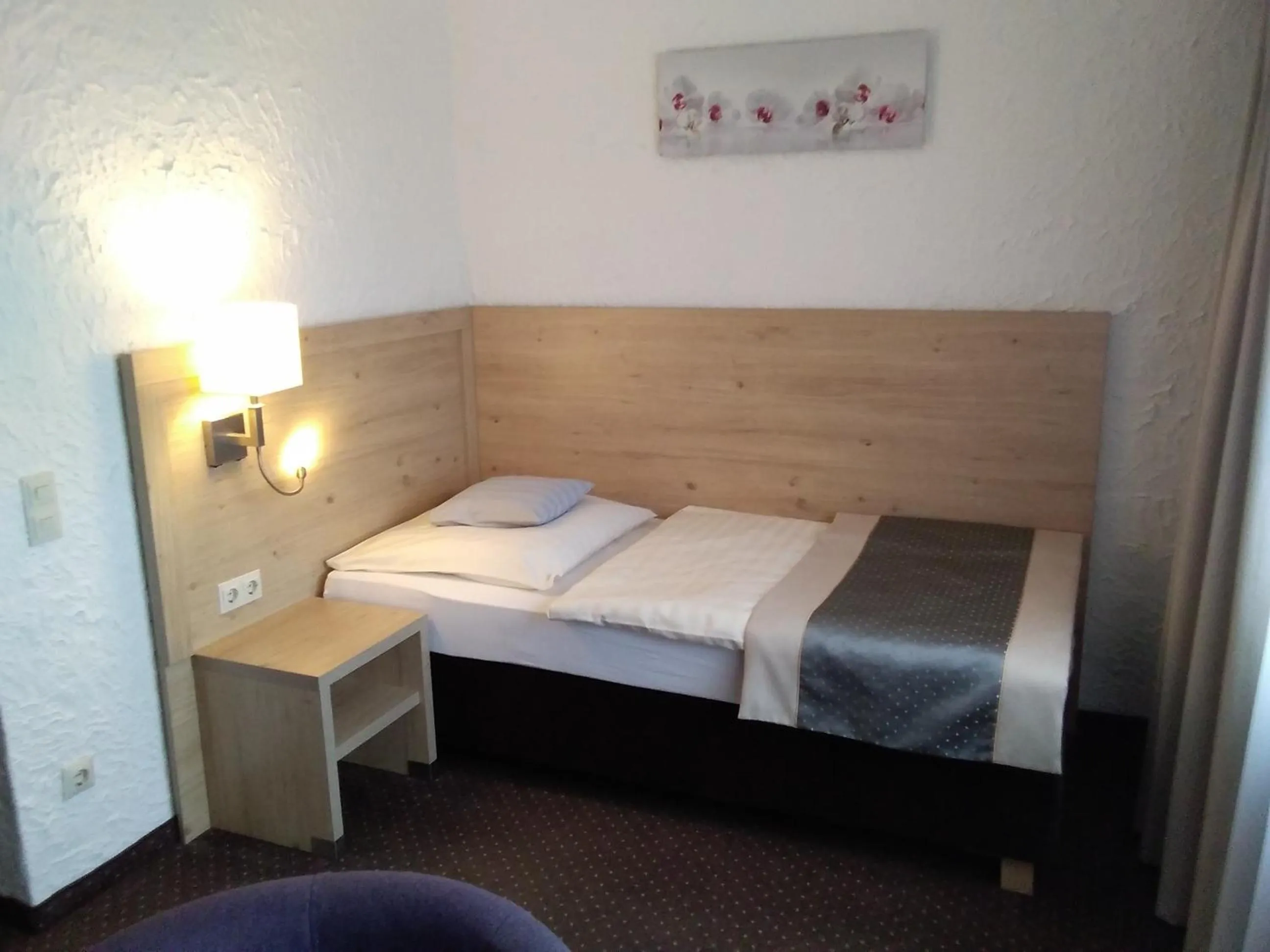 Bed in Land-gut-Hotel Zum alten Forsthaus - Aufladestation für Elektroautos