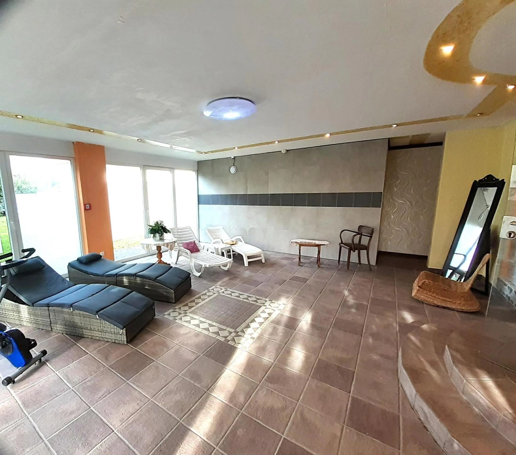 Swimming pool, Bed in Land-gut-Hotel Zum alten Forsthaus - Aufladestation für Elektroautos