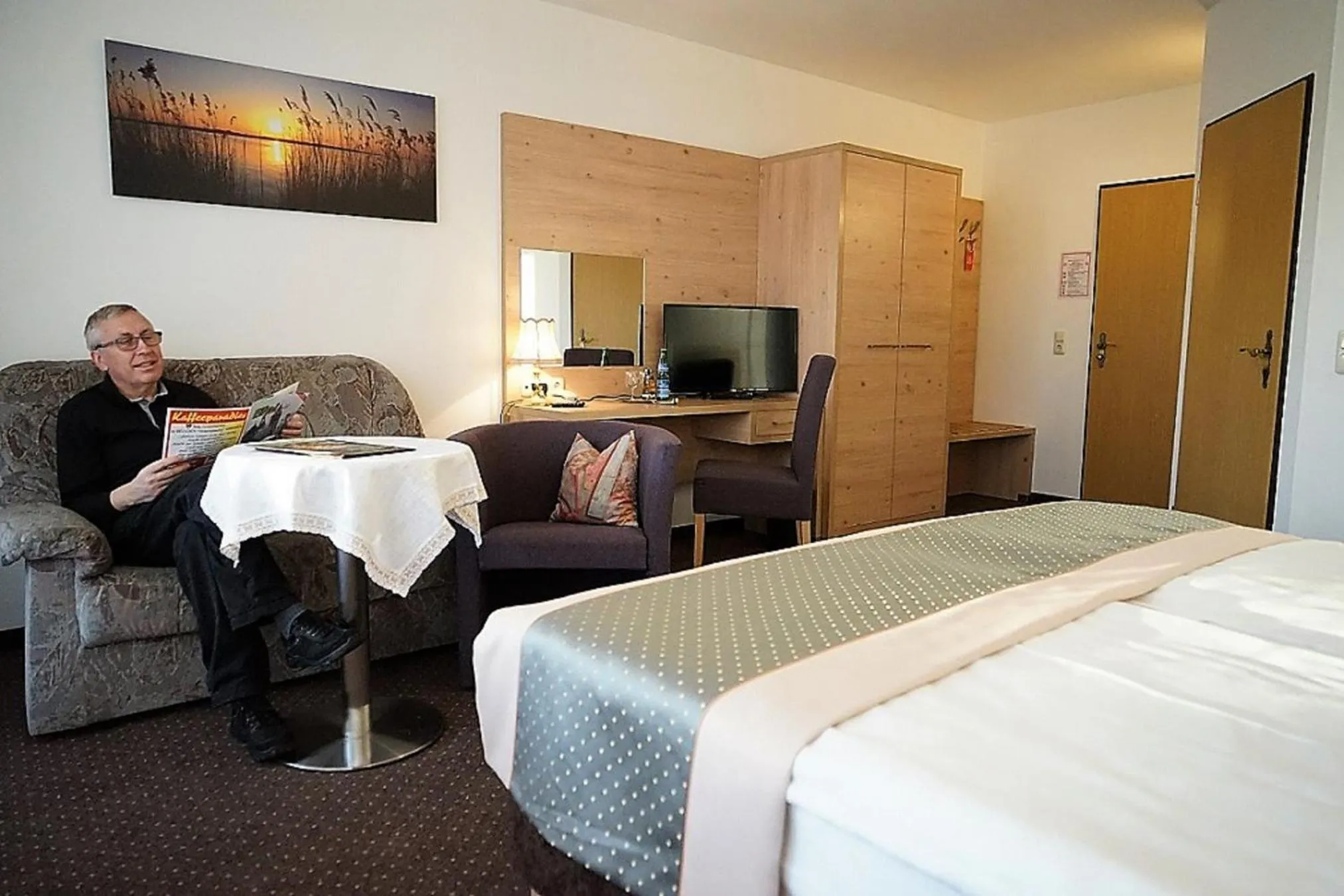 Photo of the whole room, Bed in Land-gut-Hotel Zum alten Forsthaus - Aufladestation für Elektroautos