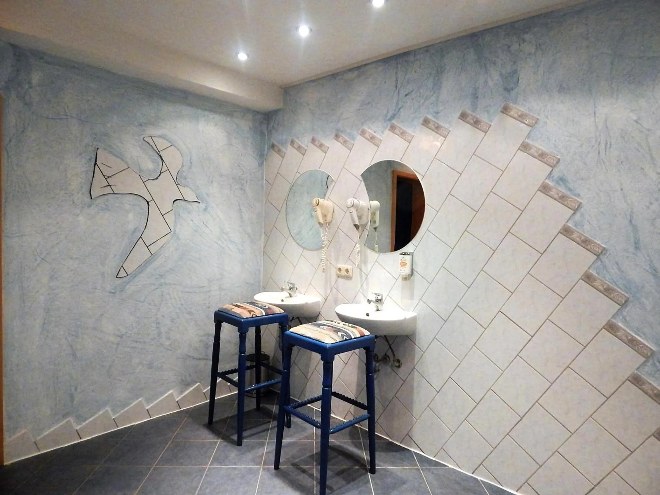 Swimming pool in Land-gut-Hotel Zum alten Forsthaus - Aufladestation für Elektroautos