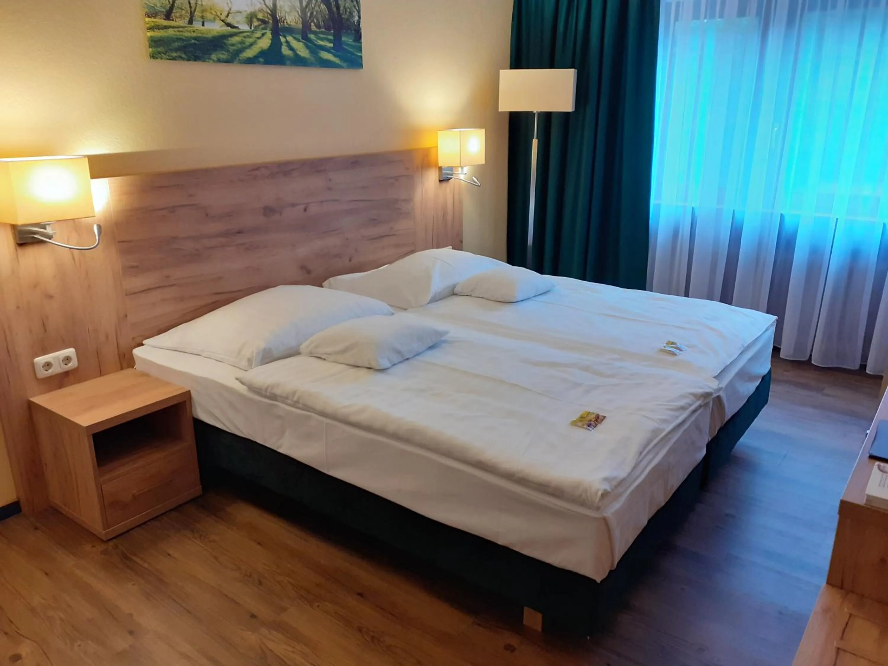 Bed in Land-gut-Hotel Zum alten Forsthaus - Aufladestation für Elektroautos