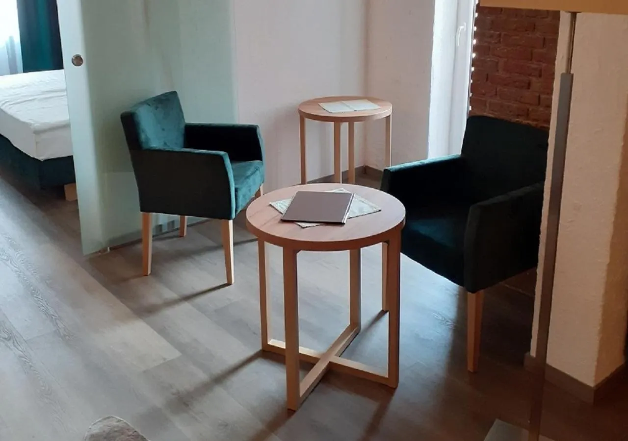 Living room, Bed in Land-gut-Hotel Zum alten Forsthaus - Aufladestation für Elektroautos