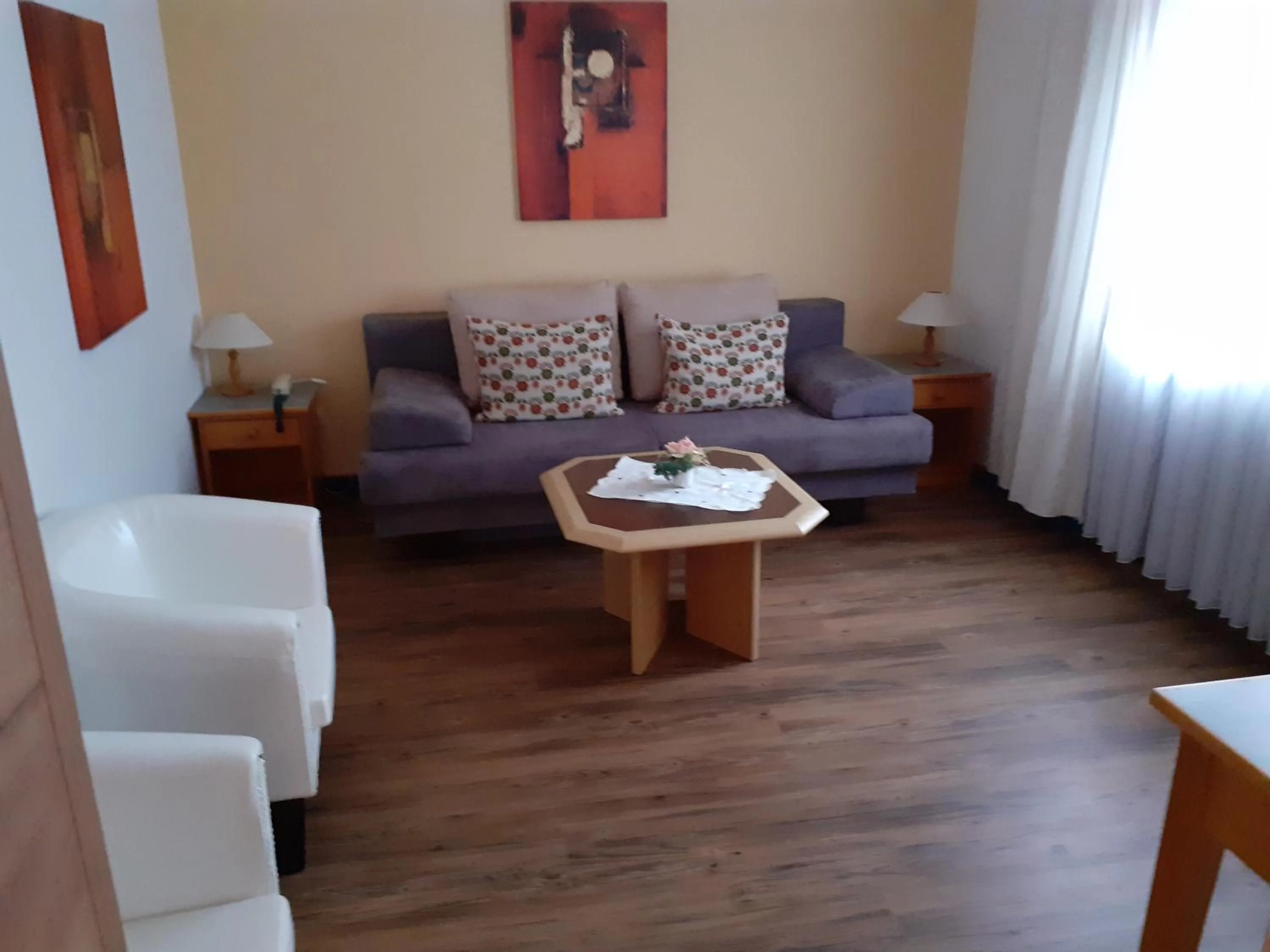 Living room in Land-gut-Hotel Zum alten Forsthaus - Aufladestation für Elektroautos