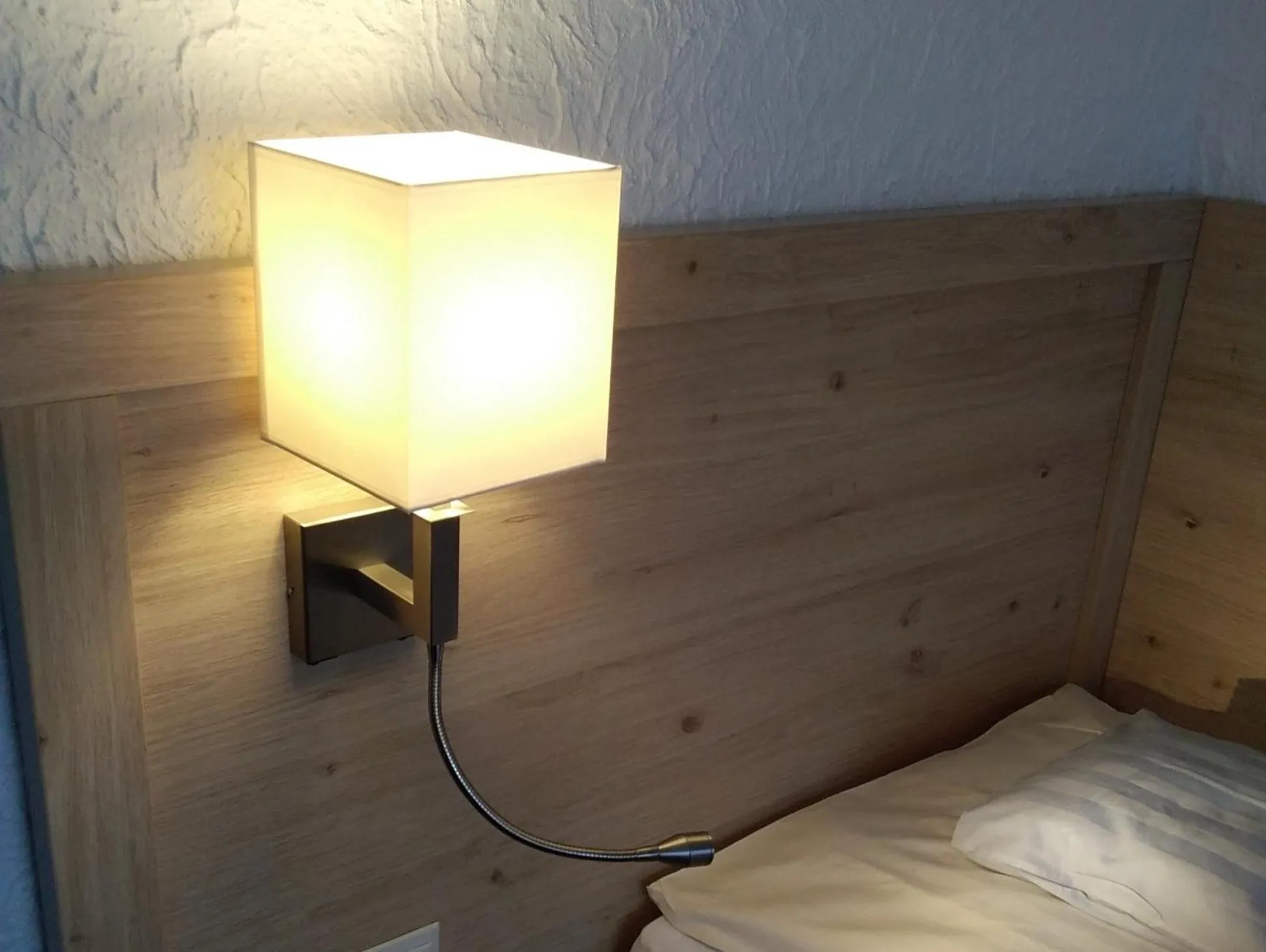 Bed in Land-gut-Hotel Zum alten Forsthaus - Aufladestation für Elektroautos