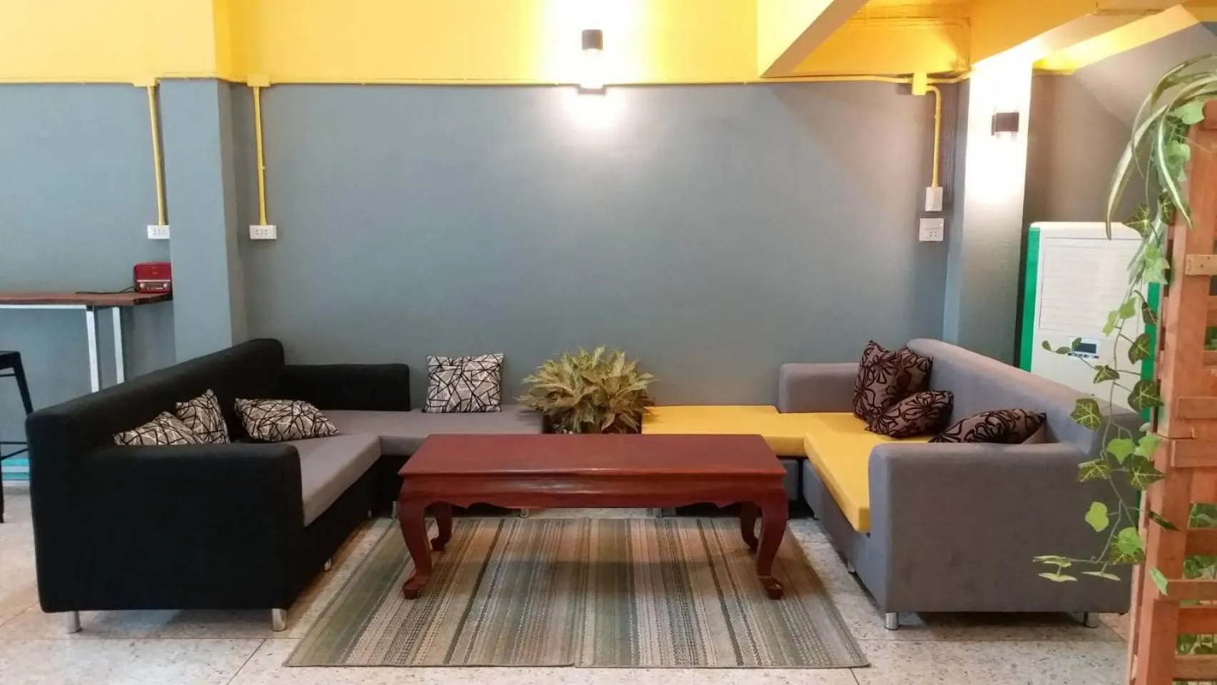 Communal lounge/ TV room in GATE 14 Inn