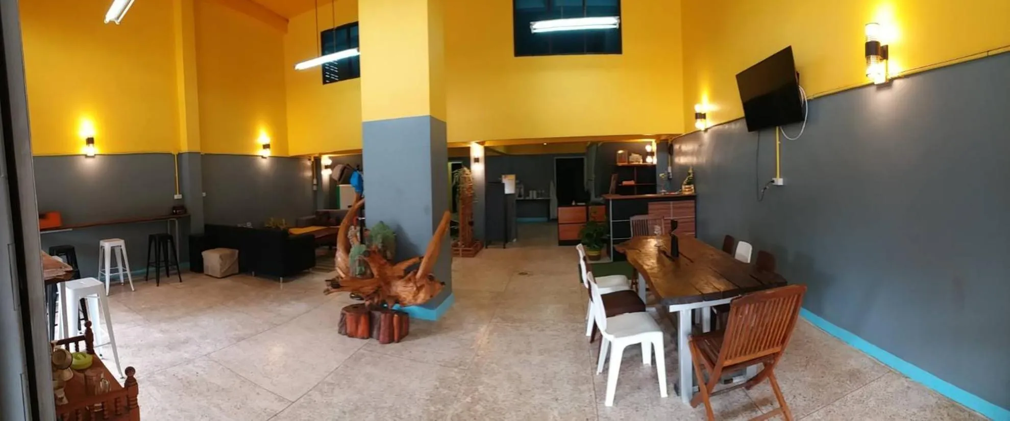 Communal lounge/ TV room in GATE 14 Inn