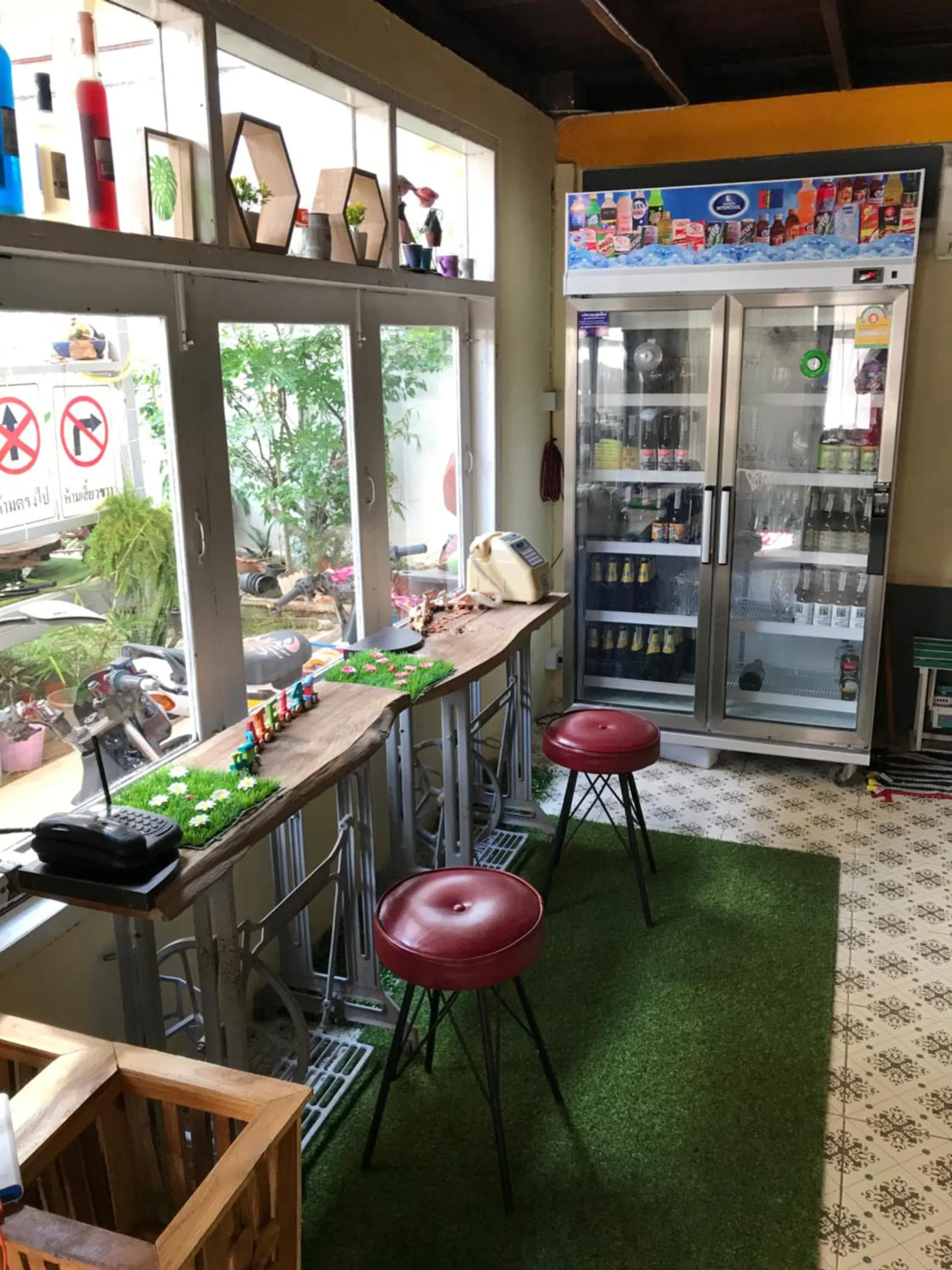 Restaurant/places to eat in GATE 14 Inn