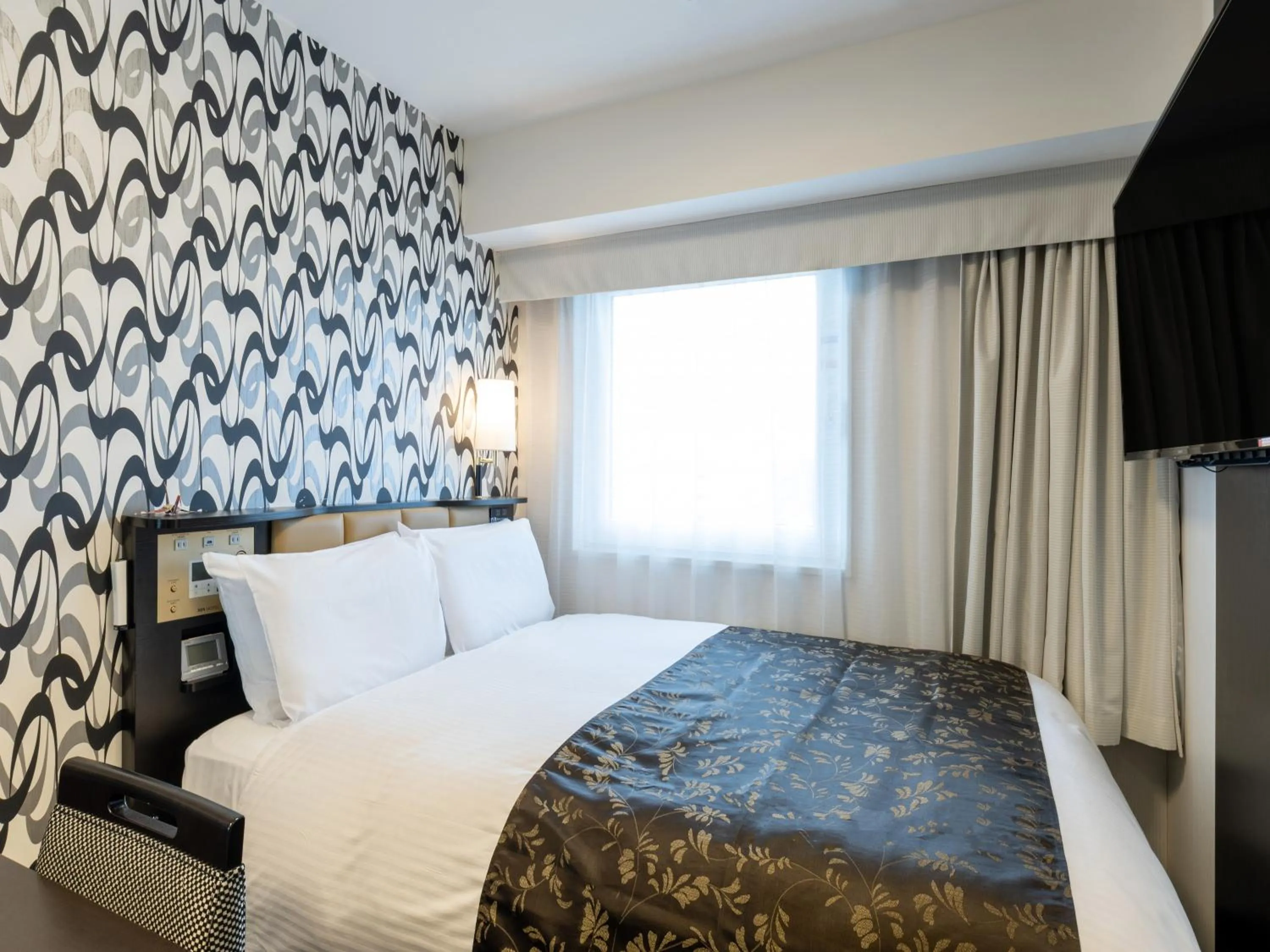 Photo of the whole room, Bed in APA Hotel Shin Osaka Ekimae