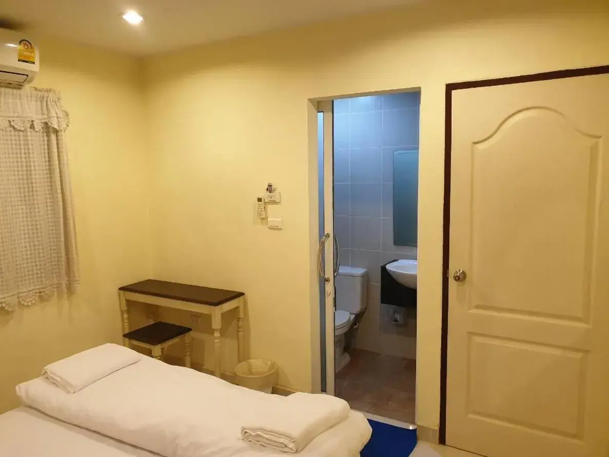 Double Room with Private Bathroom - single occupancy in Papermoon Guesthouse Double Room with Private Bathroom - single occupancy in Papermoon Guesthouse