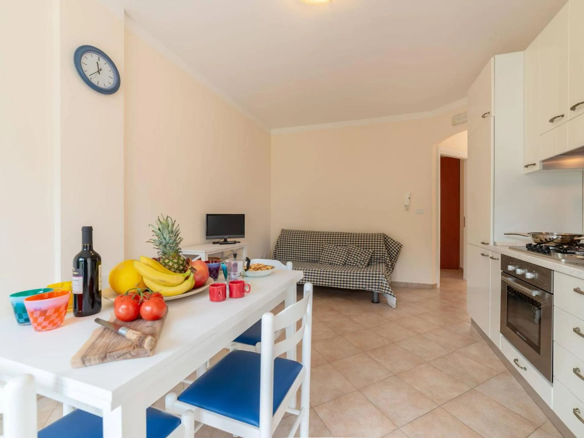 Communal lounge/ TV room in Bright Apartment asia Near The Beach In Otranto