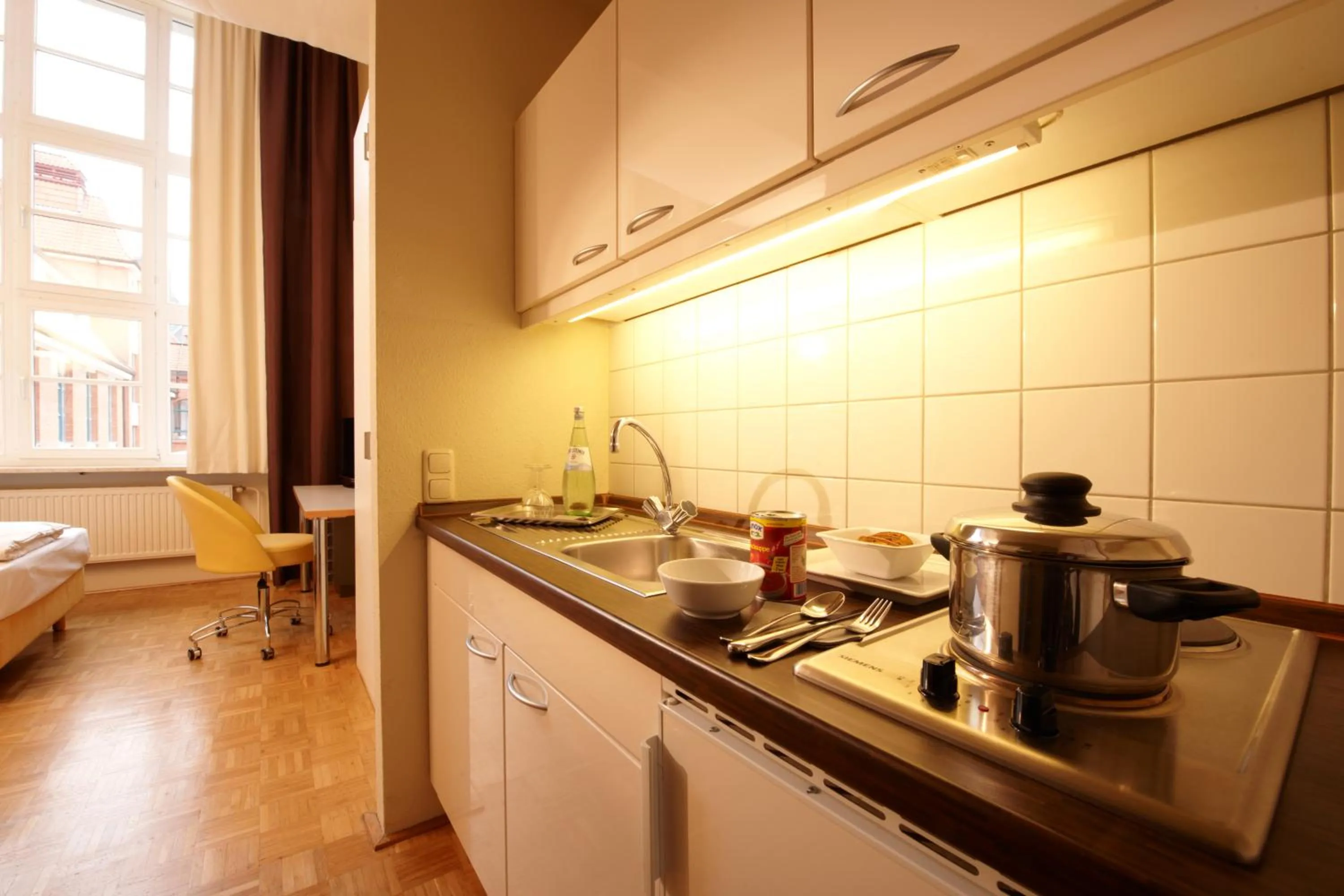 Kitchen or kitchenette in Gästeresidenz Pelikan Viertel Hannover