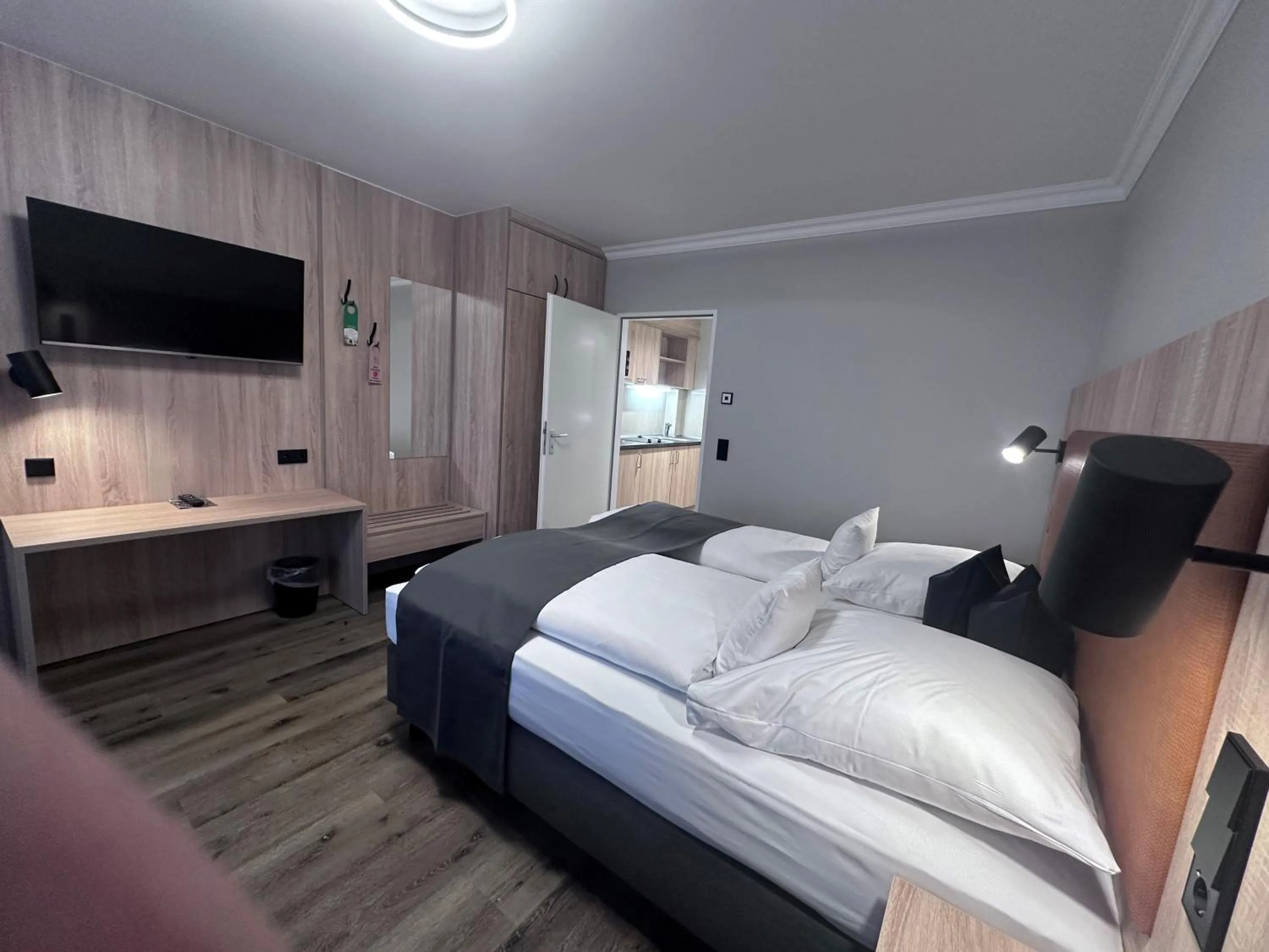 TV and multimedia, Bed in Apartment-Hotel Hamburg Mitte