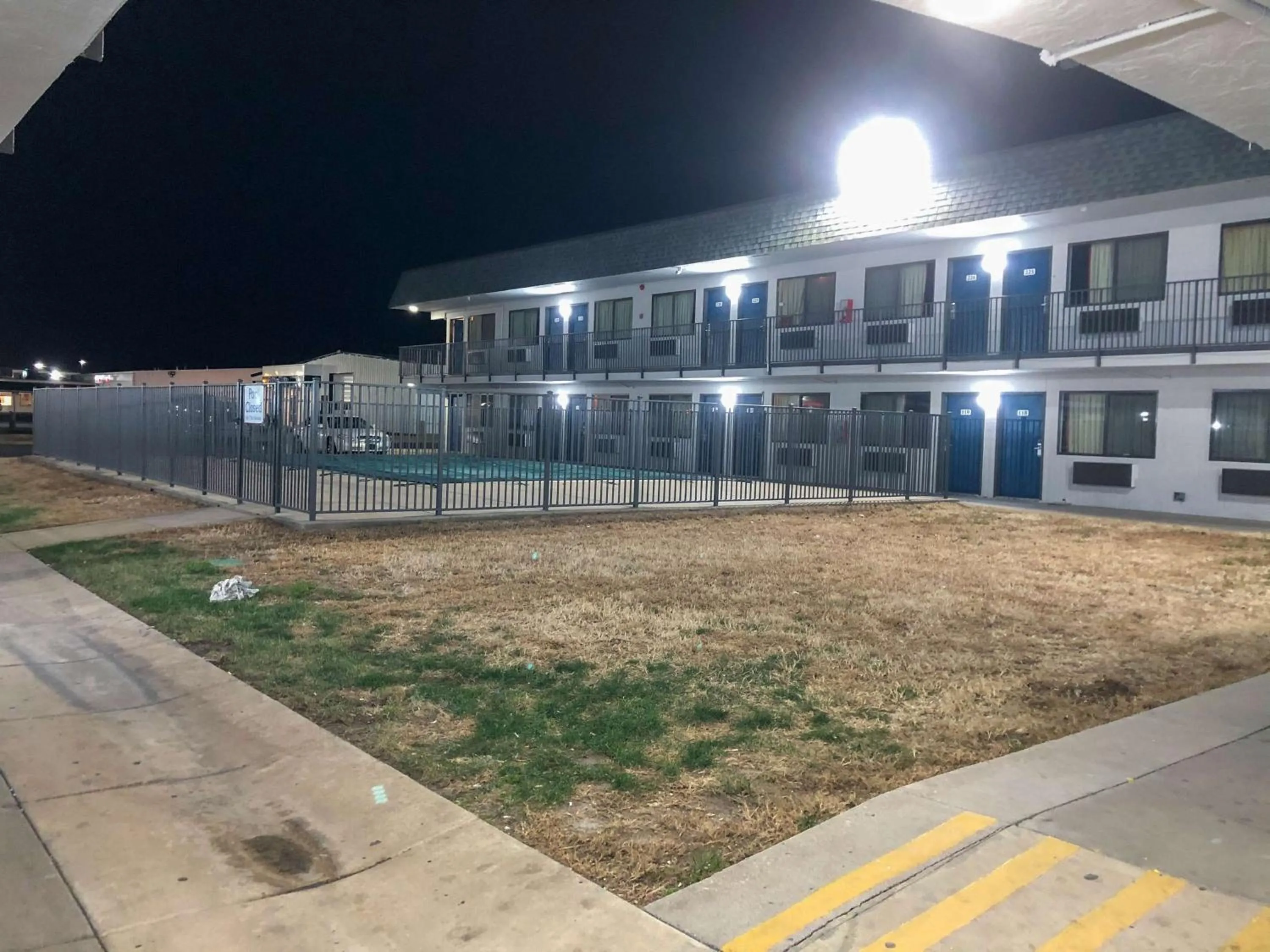 Property building in Studio 6 Wichita, KS - Airport