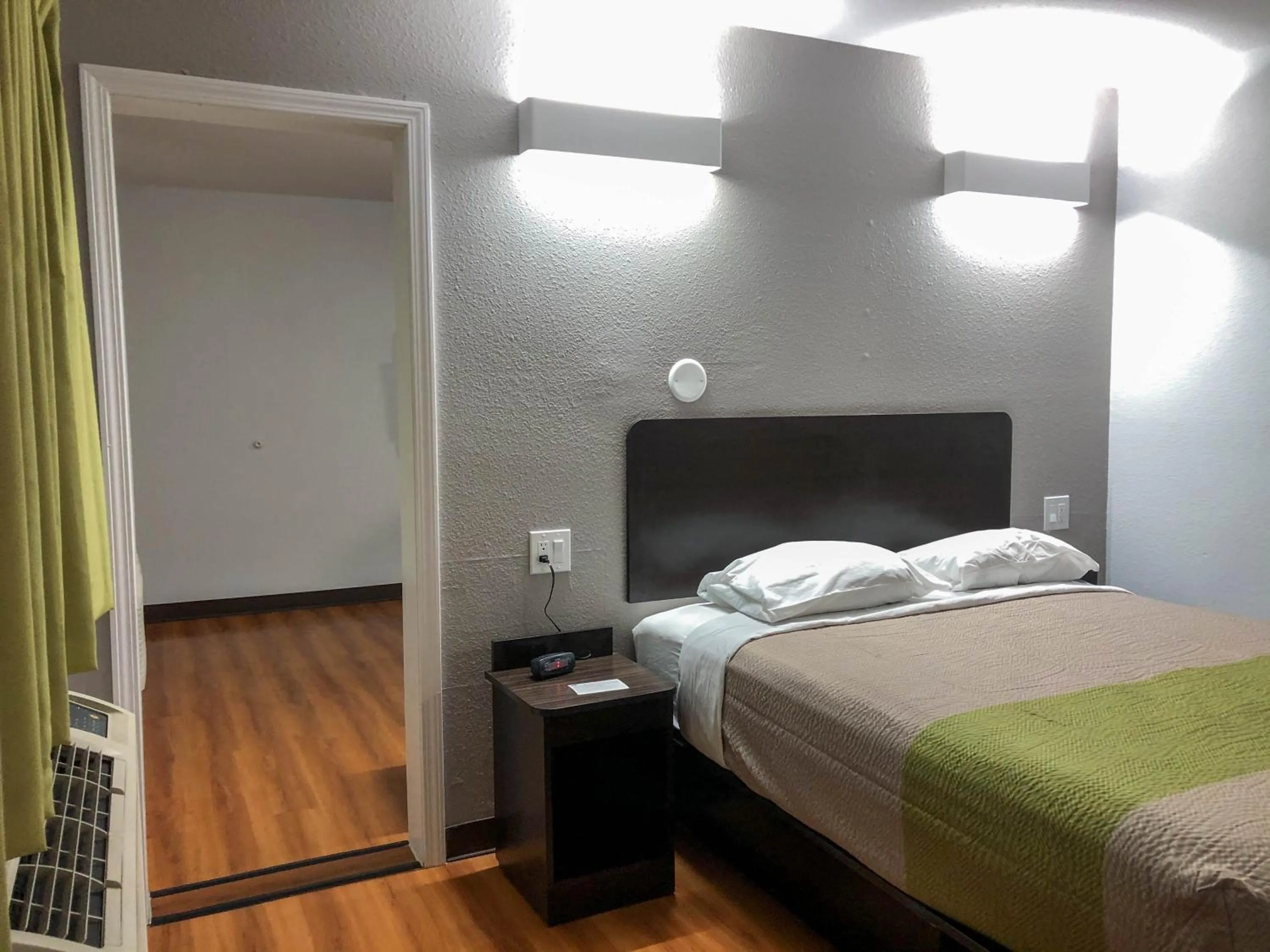 Photo of the whole room, Bed in Studio 6 Wichita, KS - Airport