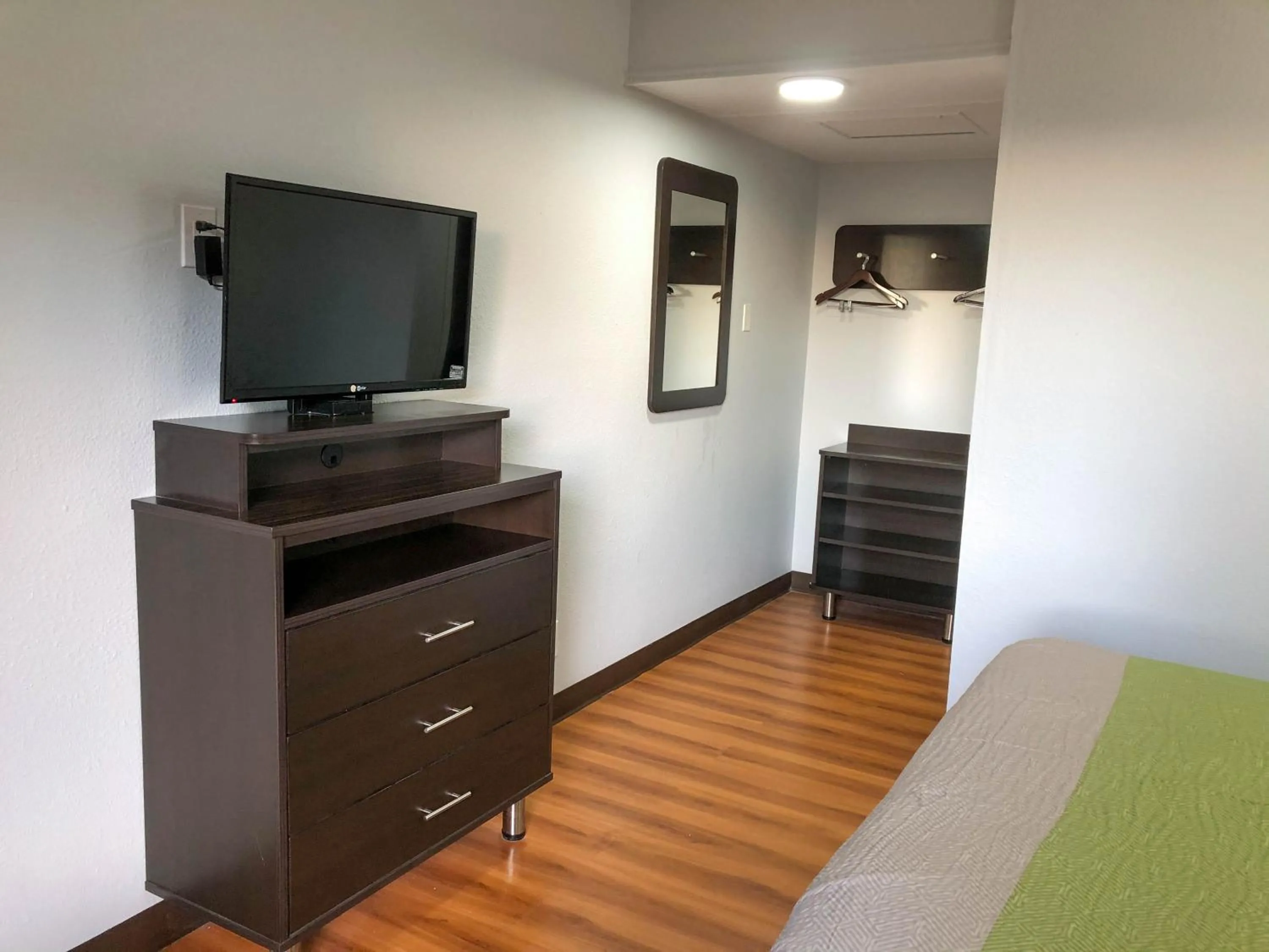 Bedroom, Bed in Studio 6 Wichita, KS - Airport