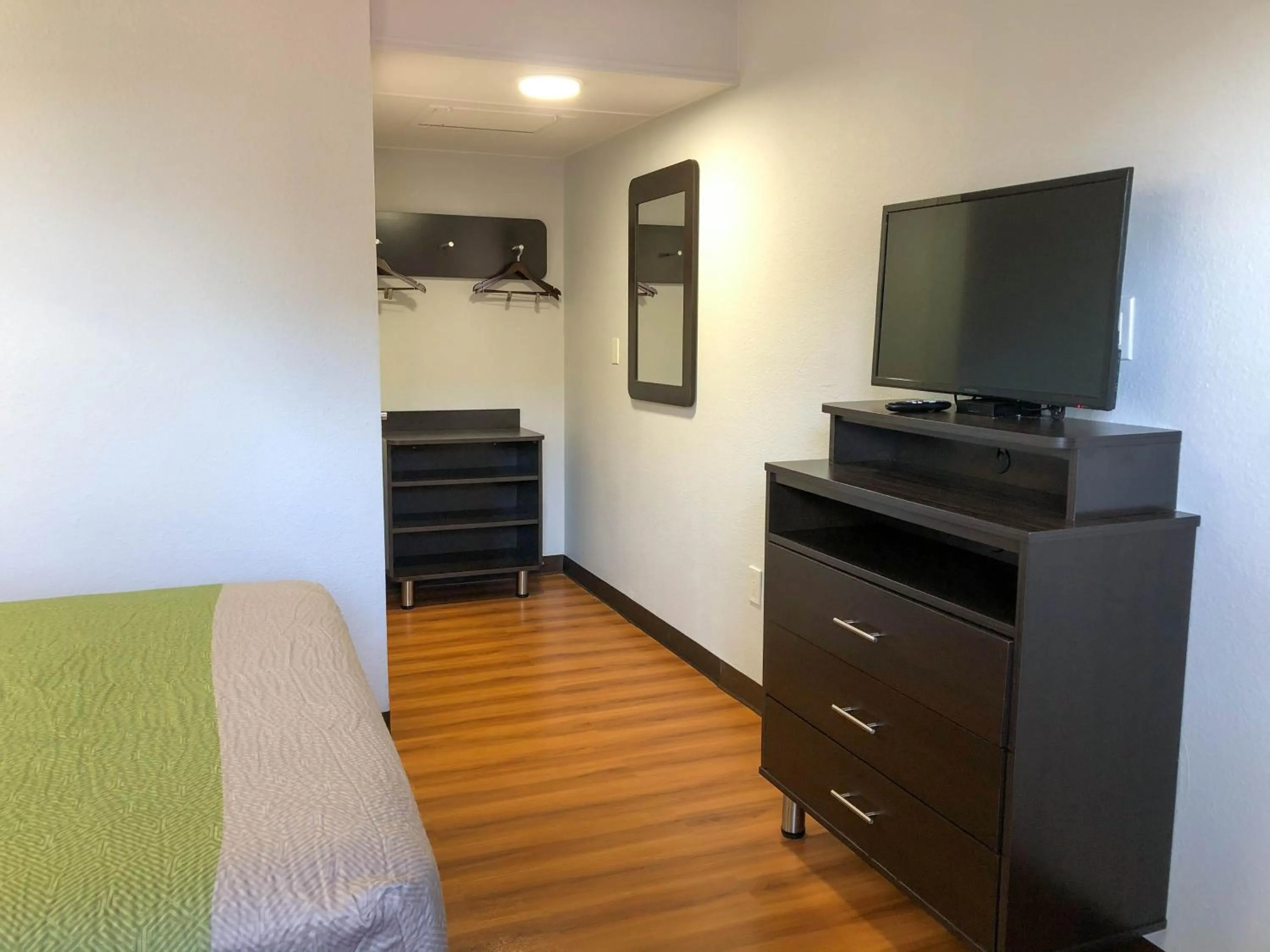 Bedroom, Bed in Studio 6 Wichita, KS - Airport