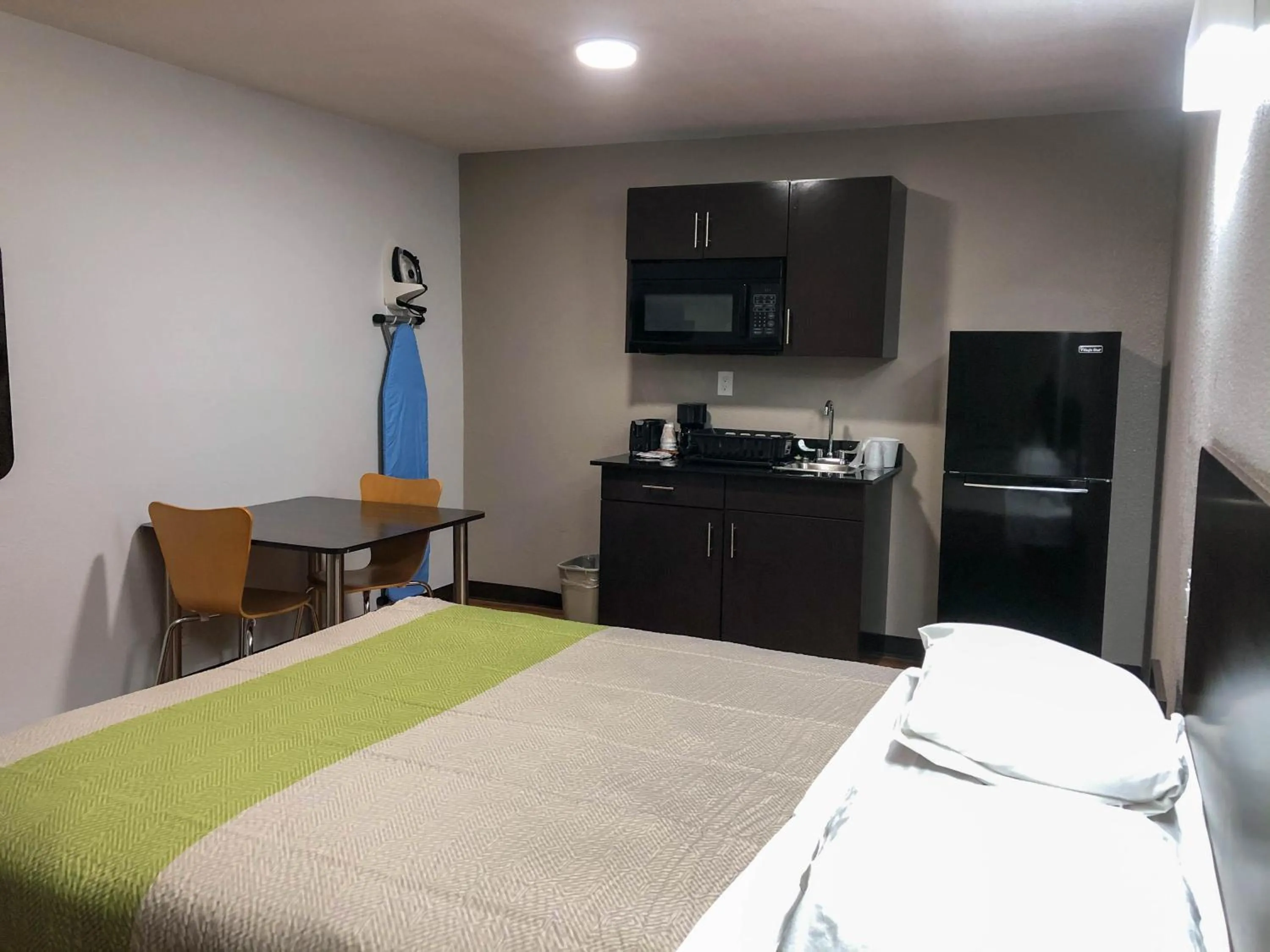 Photo of the whole room, Bed in Studio 6 Wichita, KS - Airport