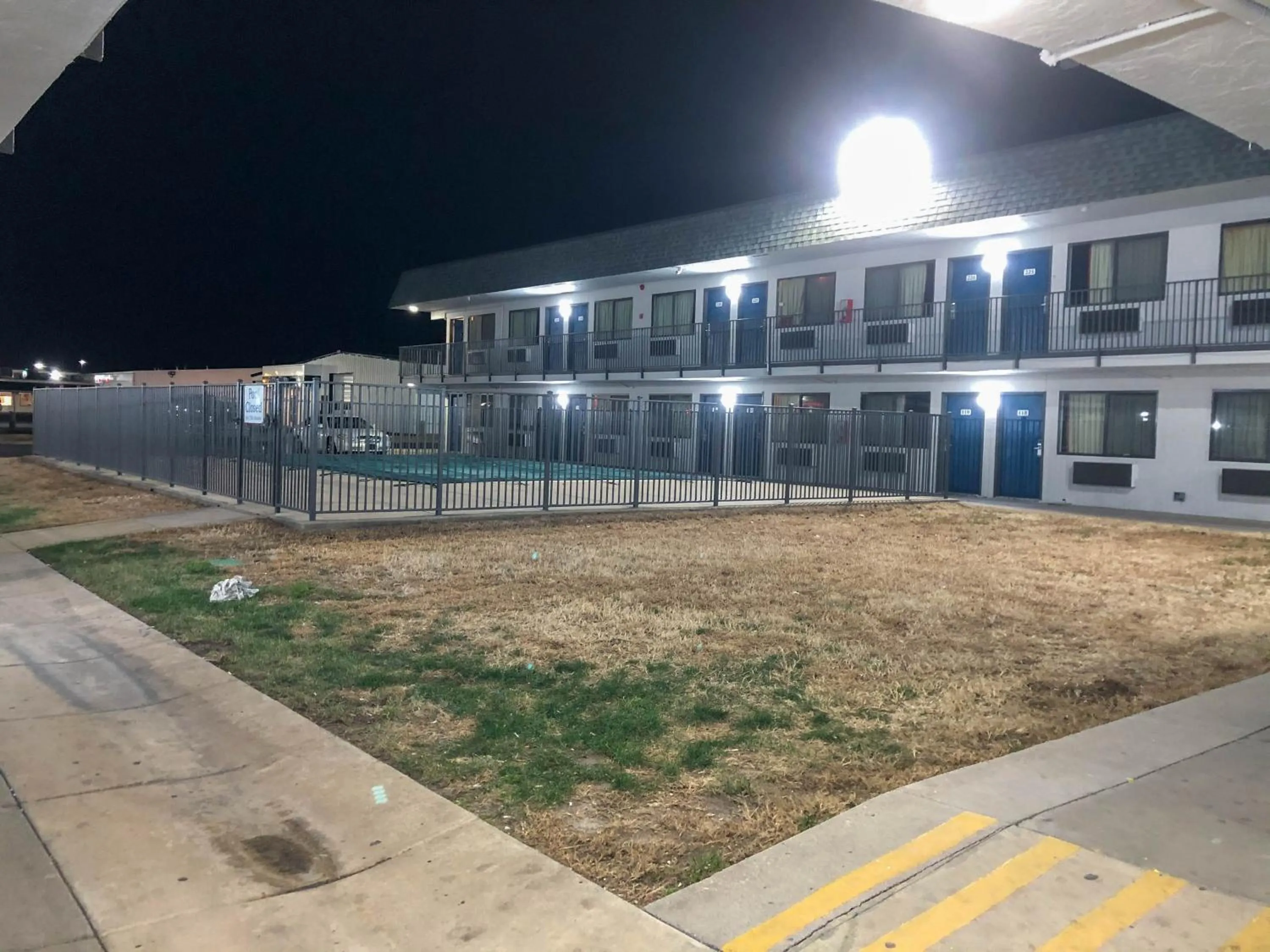 Property building in Studio 6 Wichita, KS - Airport