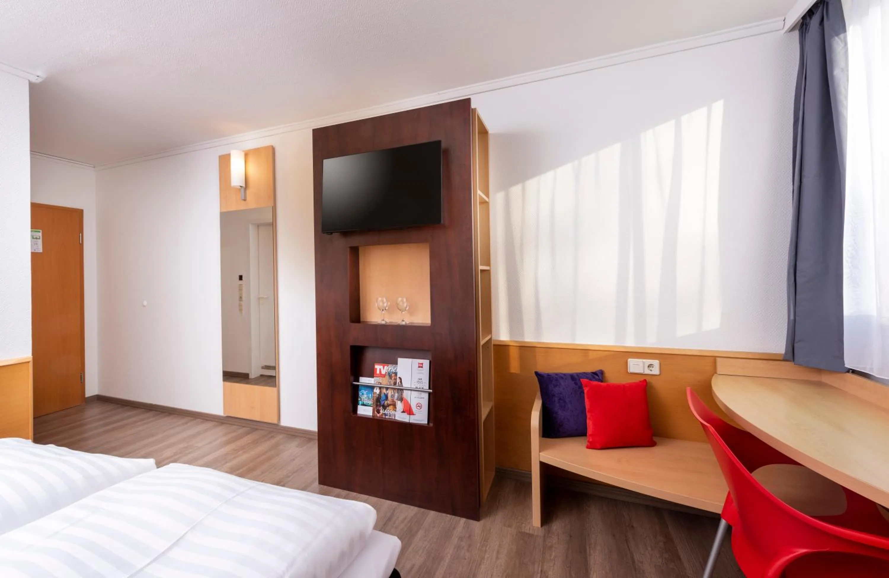 Photo of the whole room, Bed in ibis Kassel Melsungen