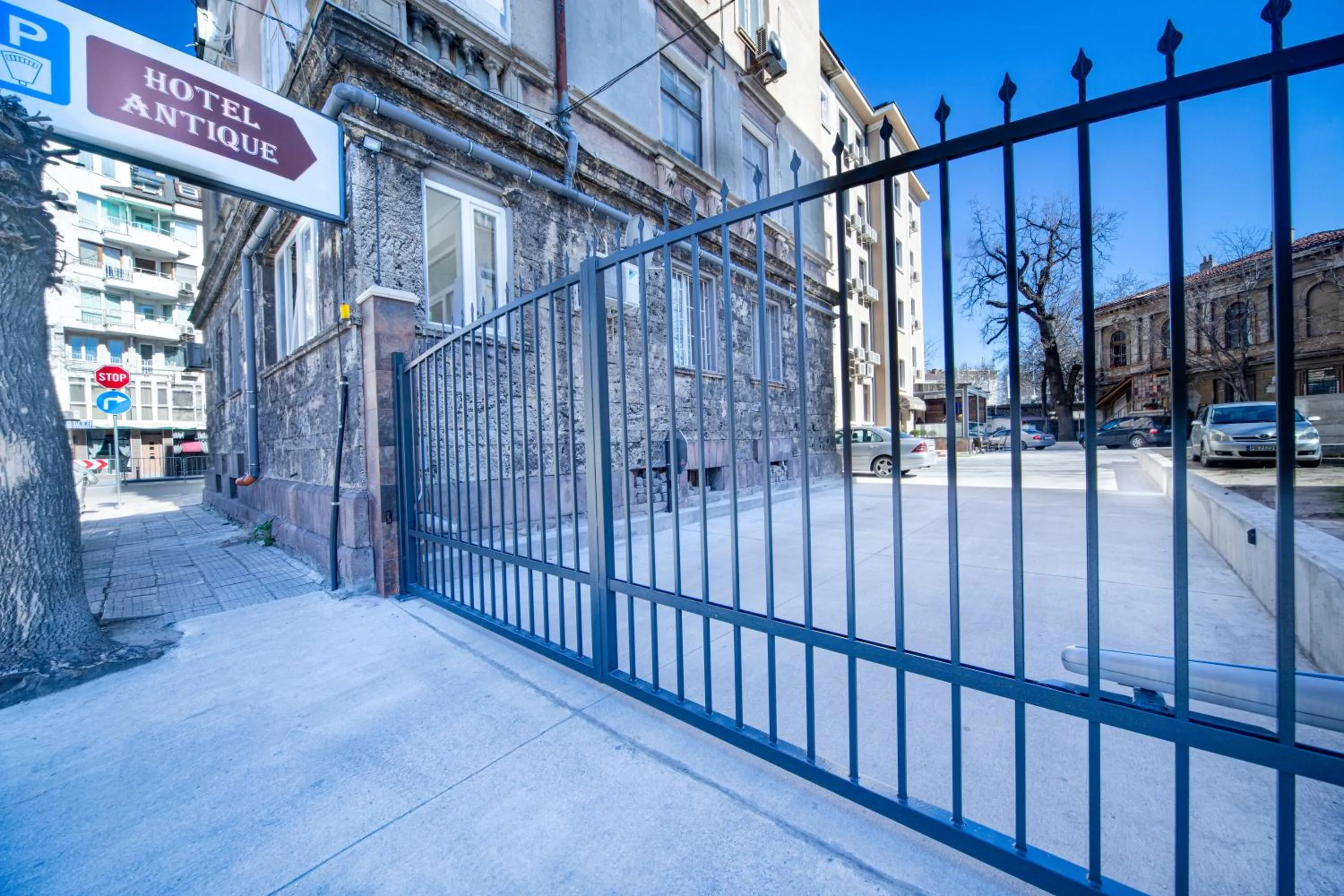 Property building in Hotel Antique - free private parking